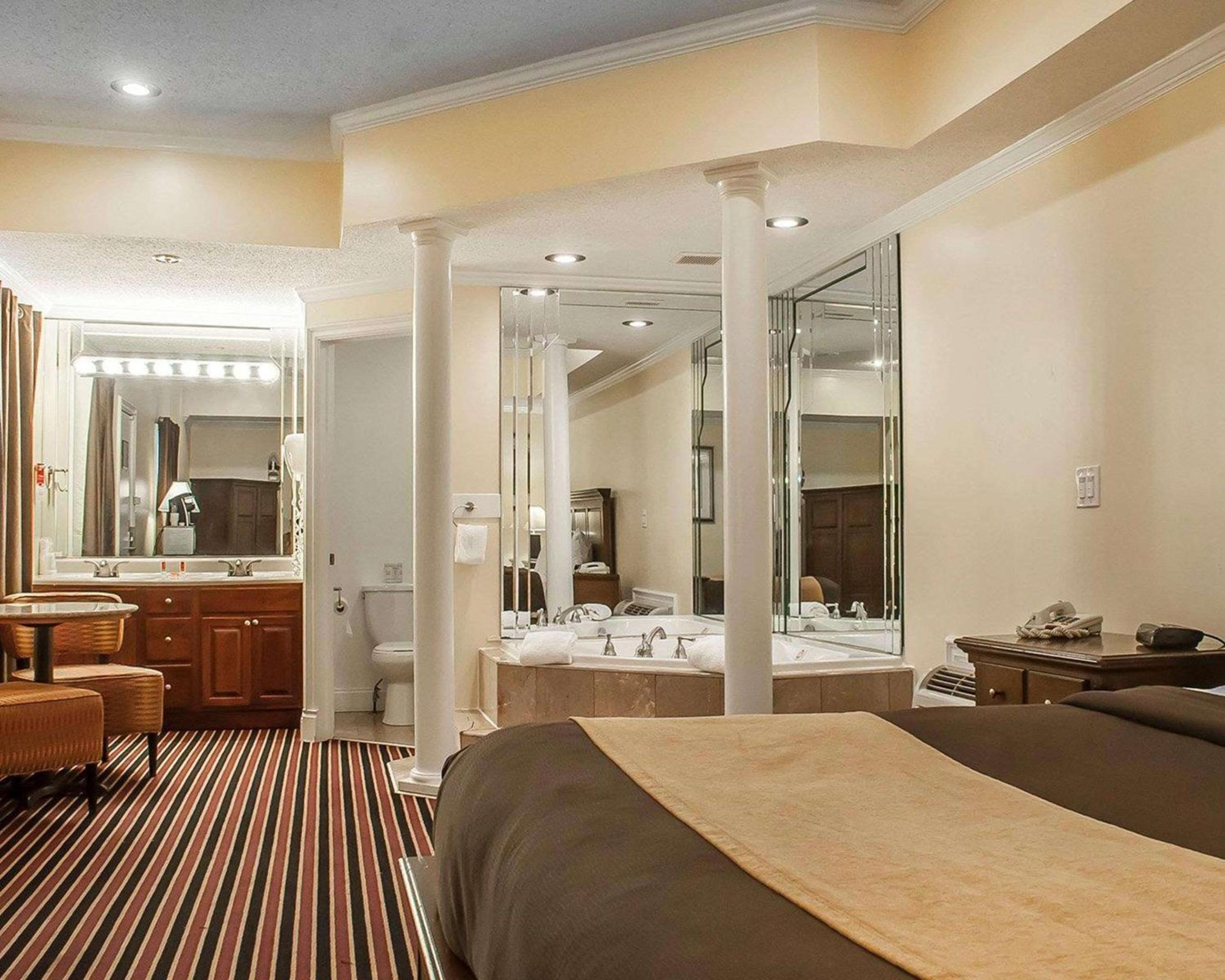 King Suite - Non-Smoking - Photo 1