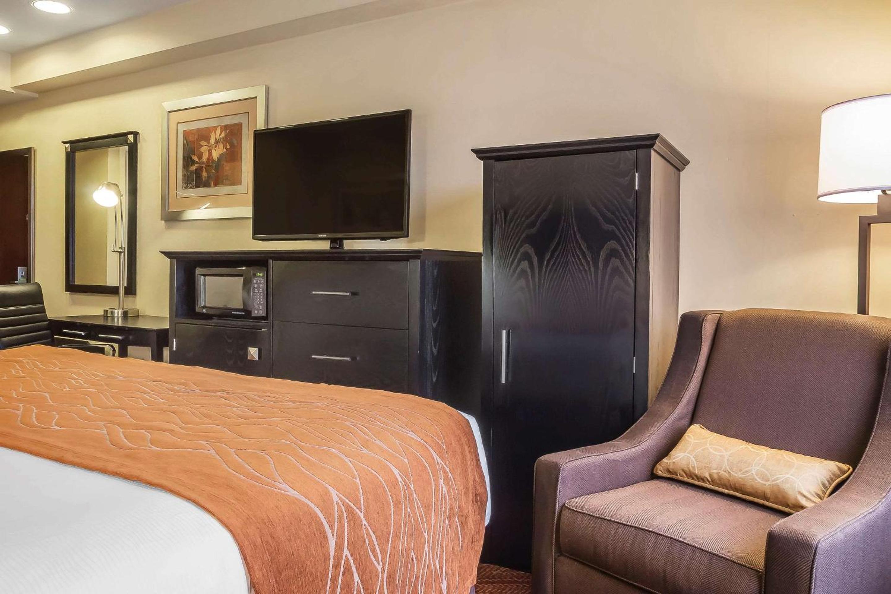 Suite with King Bed - Photo 3