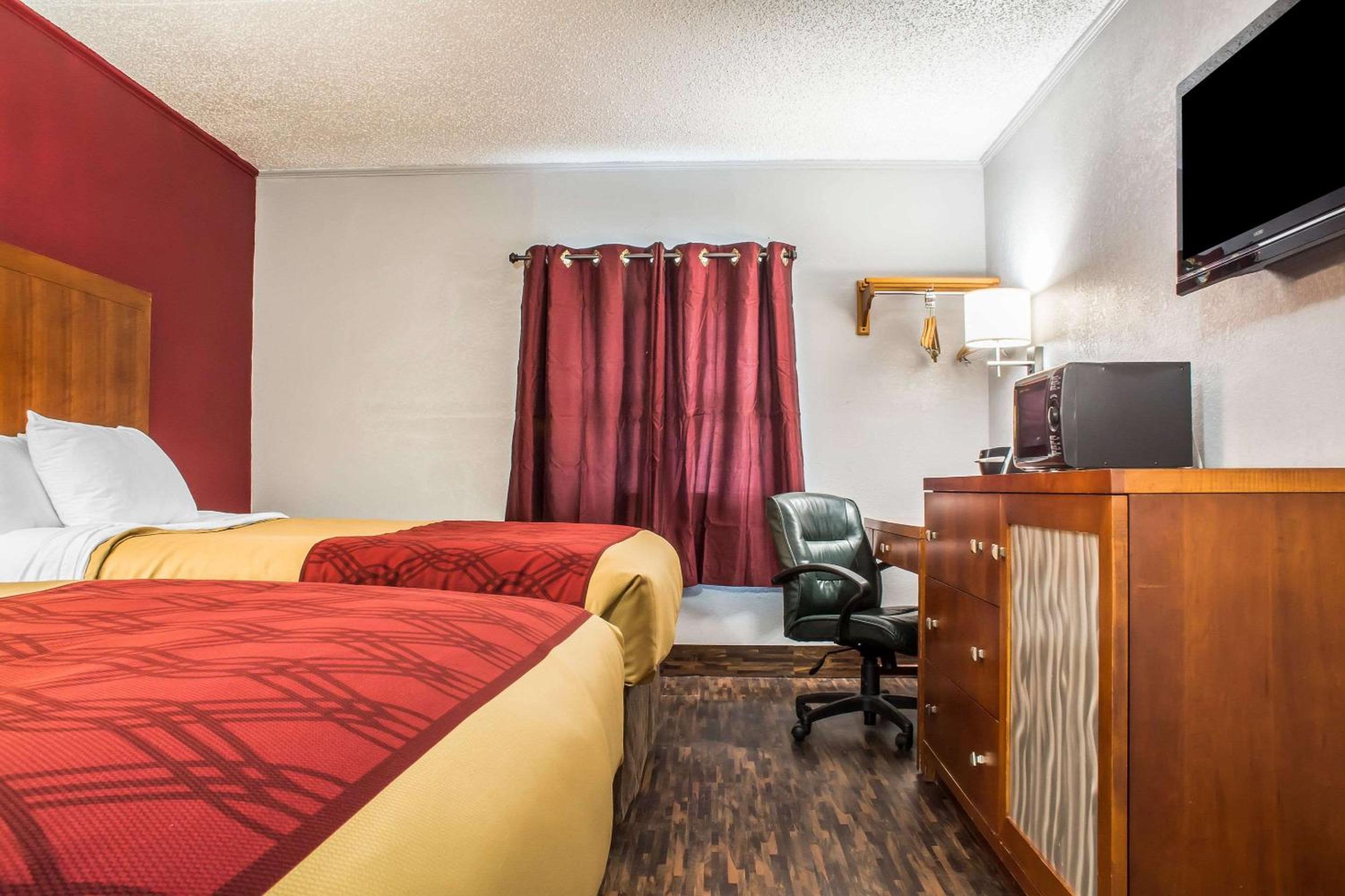 Queen Room with Two Queen Beds - Smoking photo 3