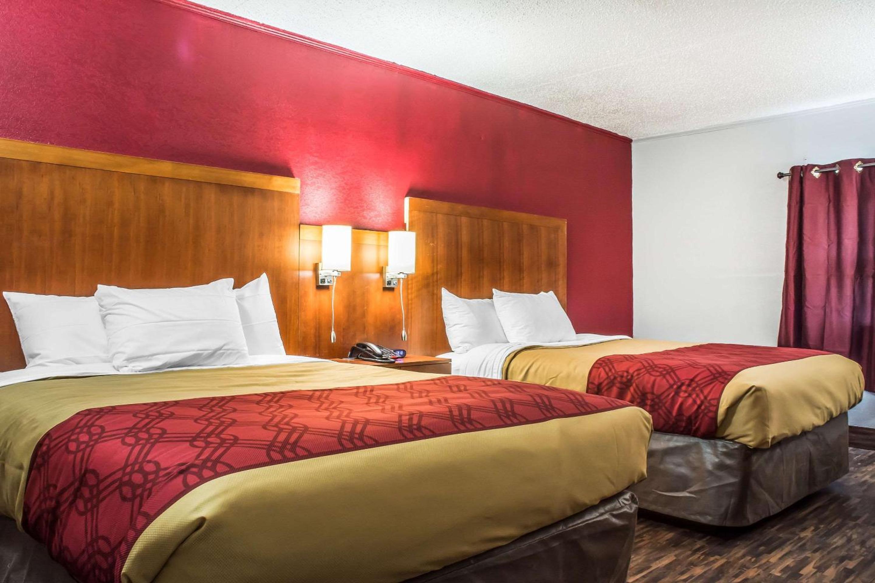 Queen Room with Two Queen Beds - Smoking photo 2