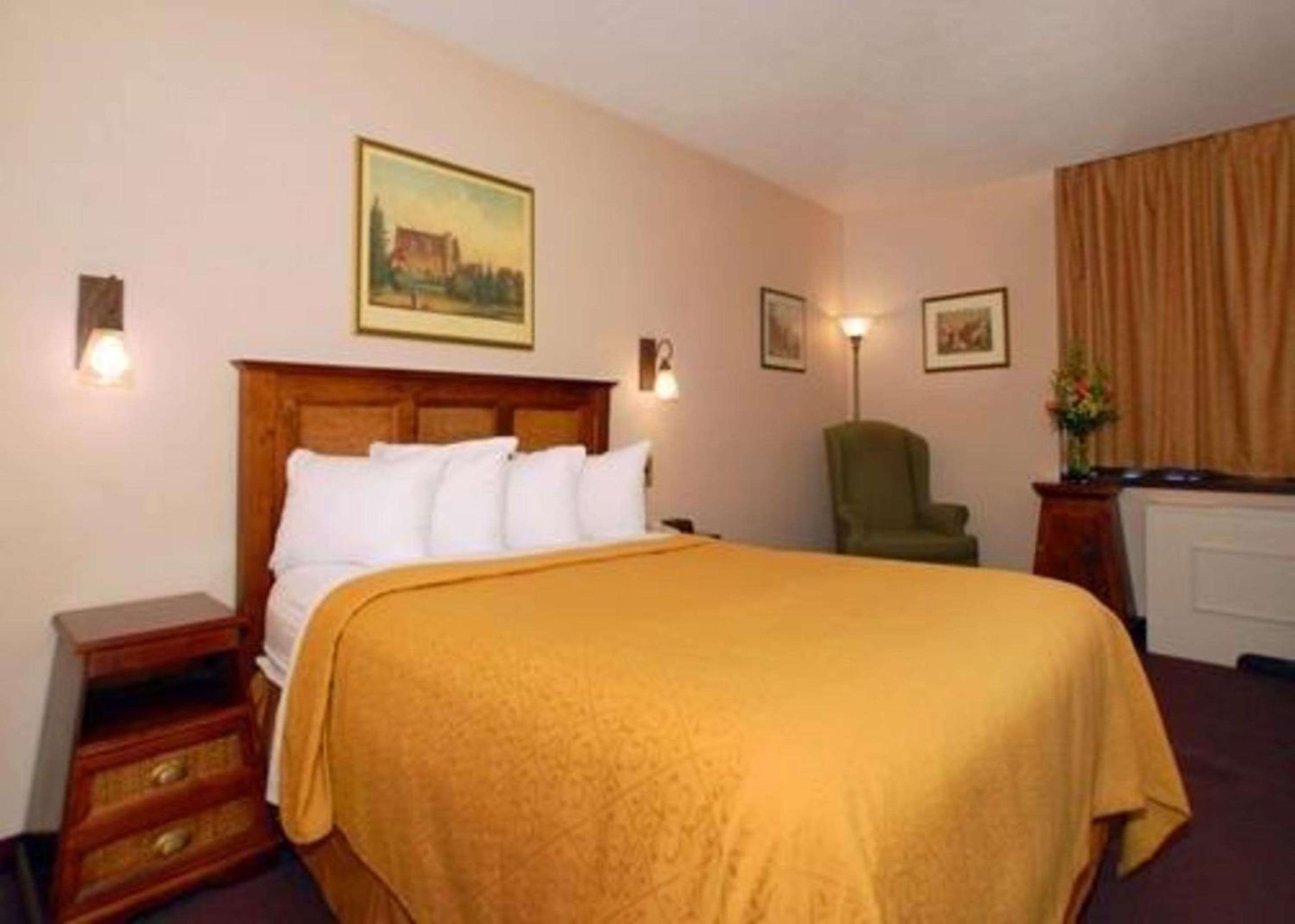 Queen Room - Non-Smoking photo 2