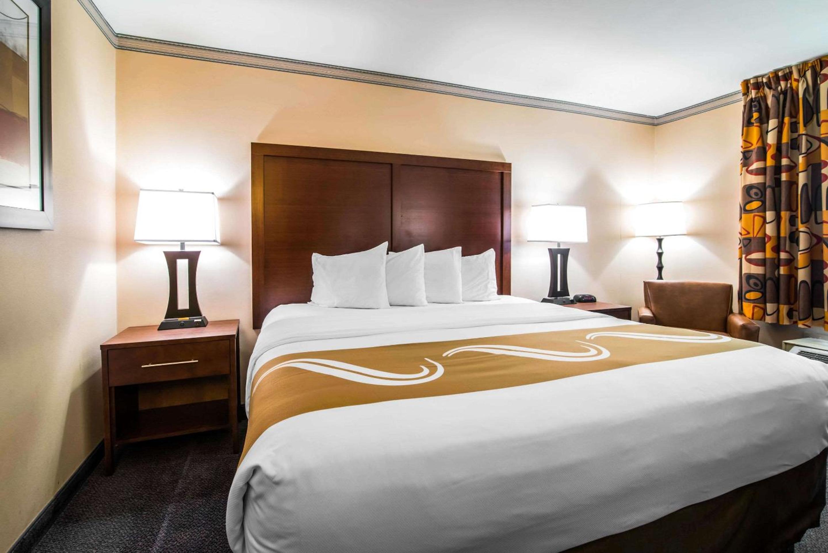Standard King Room - Non-Smoking  - Photo 3