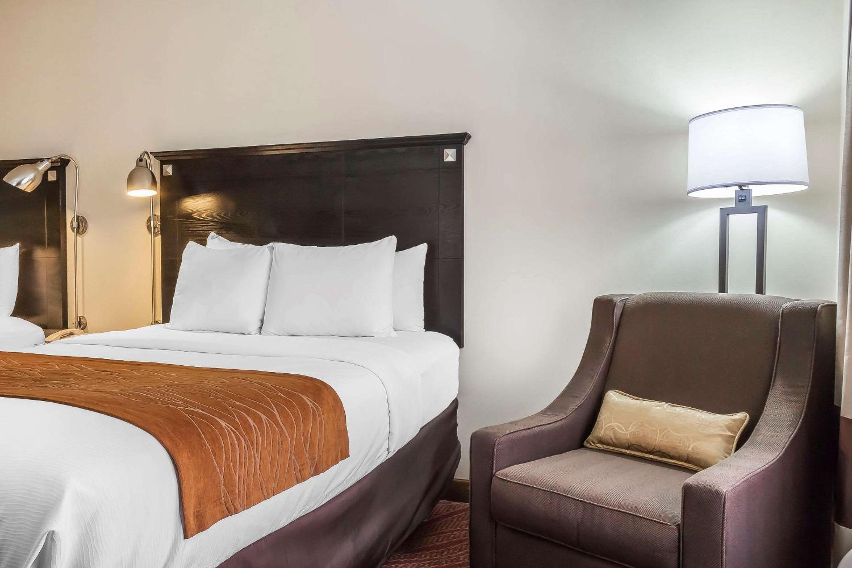 Queen Room with Two Queen Beds - Photo 8