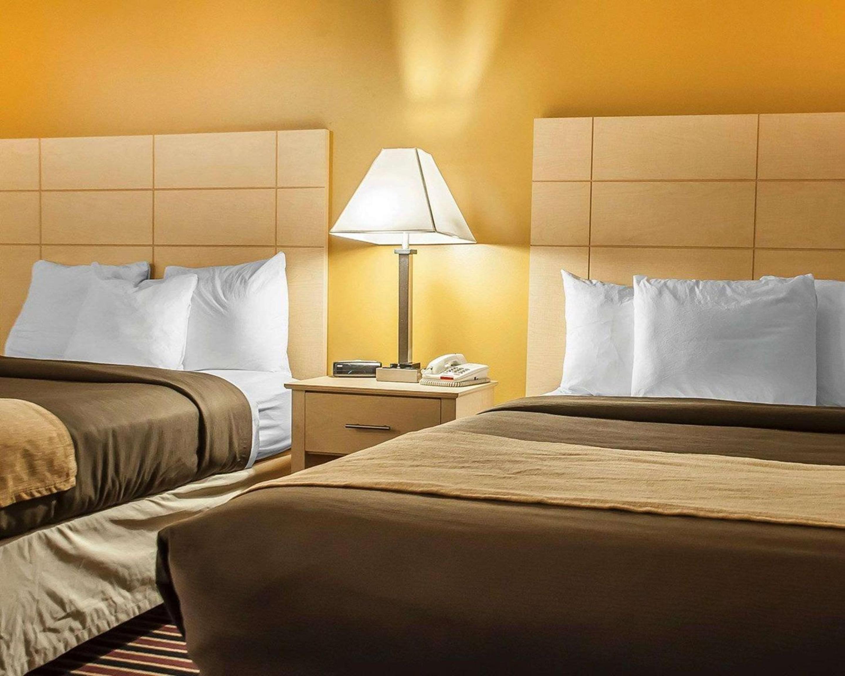 Deluxe Queen Room with Two Queen Beds - Non-Smoking - Photo 2