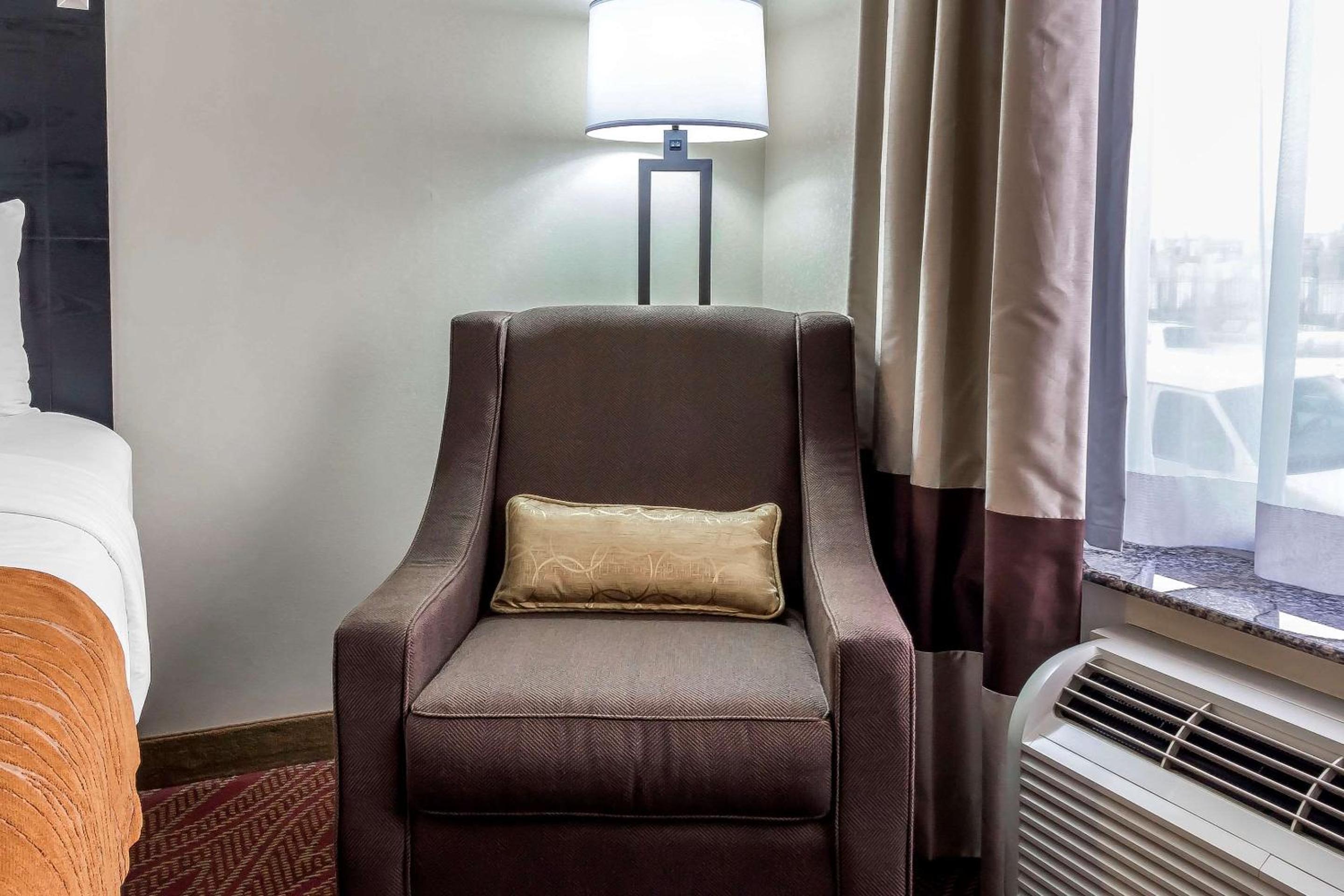 Queen Room with Two Queen Beds - Photo 9