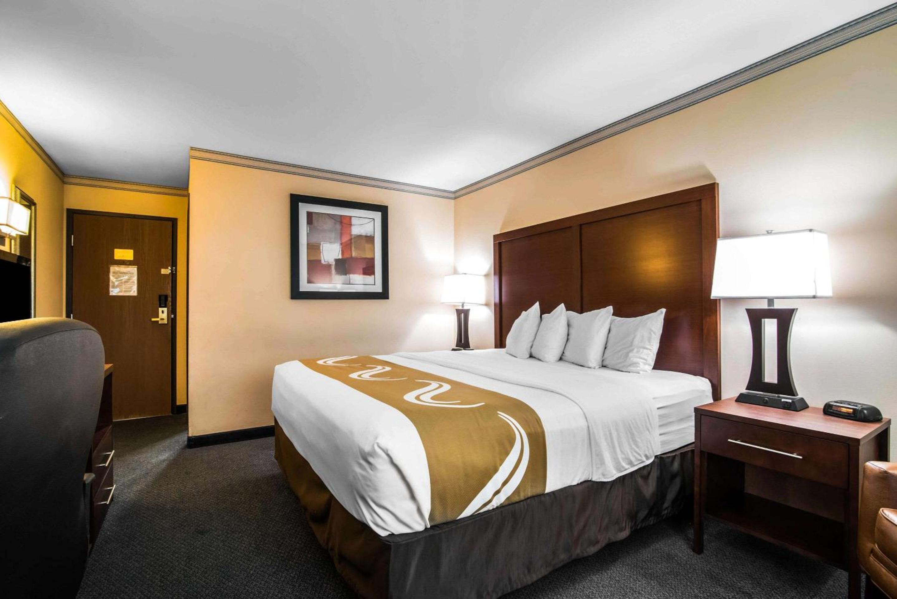 Standard King Room - Non-Smoking  - Photo 4