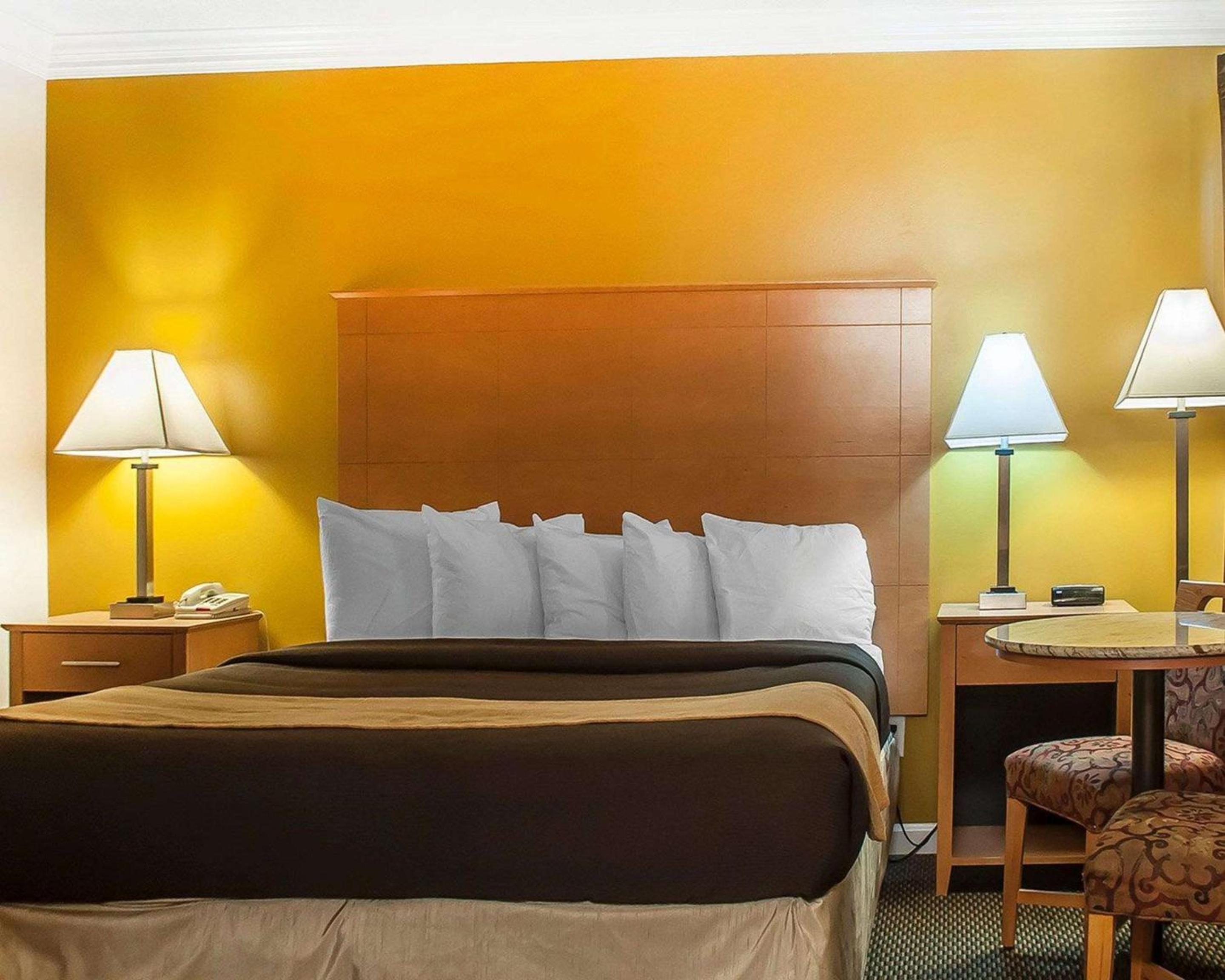 Standard King Room - Non-Smoking  - Photo 4