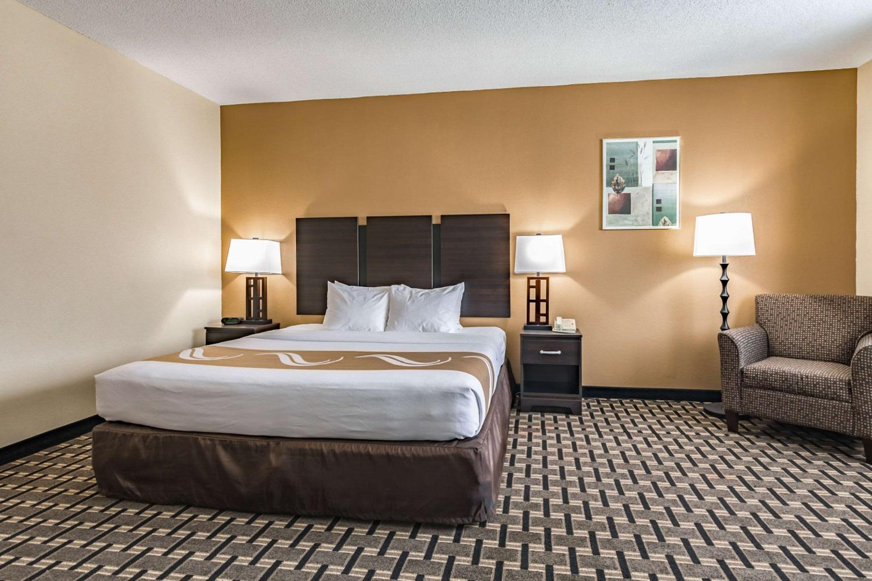 King Room - Non-Smoking - Photo 2