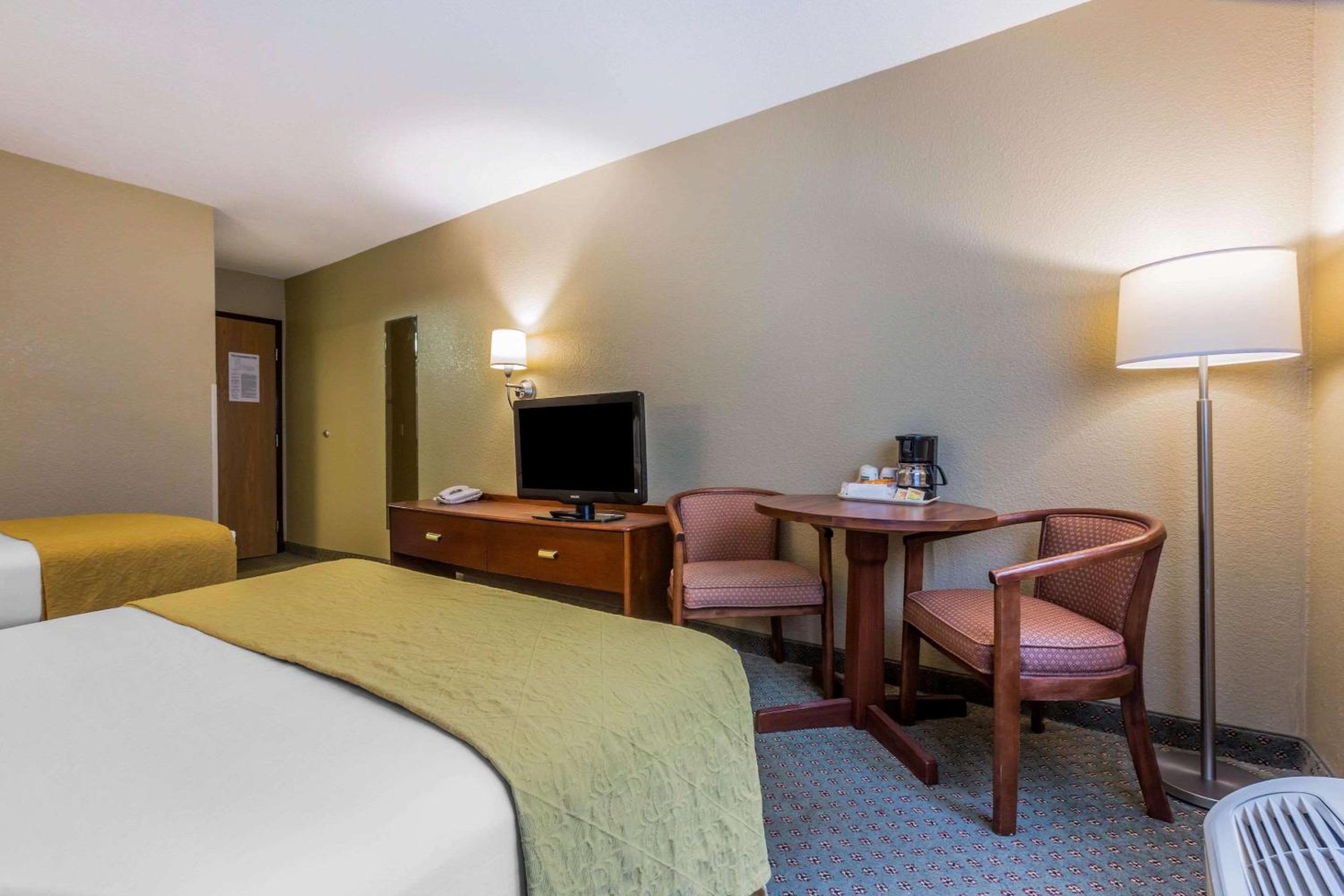 Double Room with Two Double Beds - Non-Smoking - Photo 2