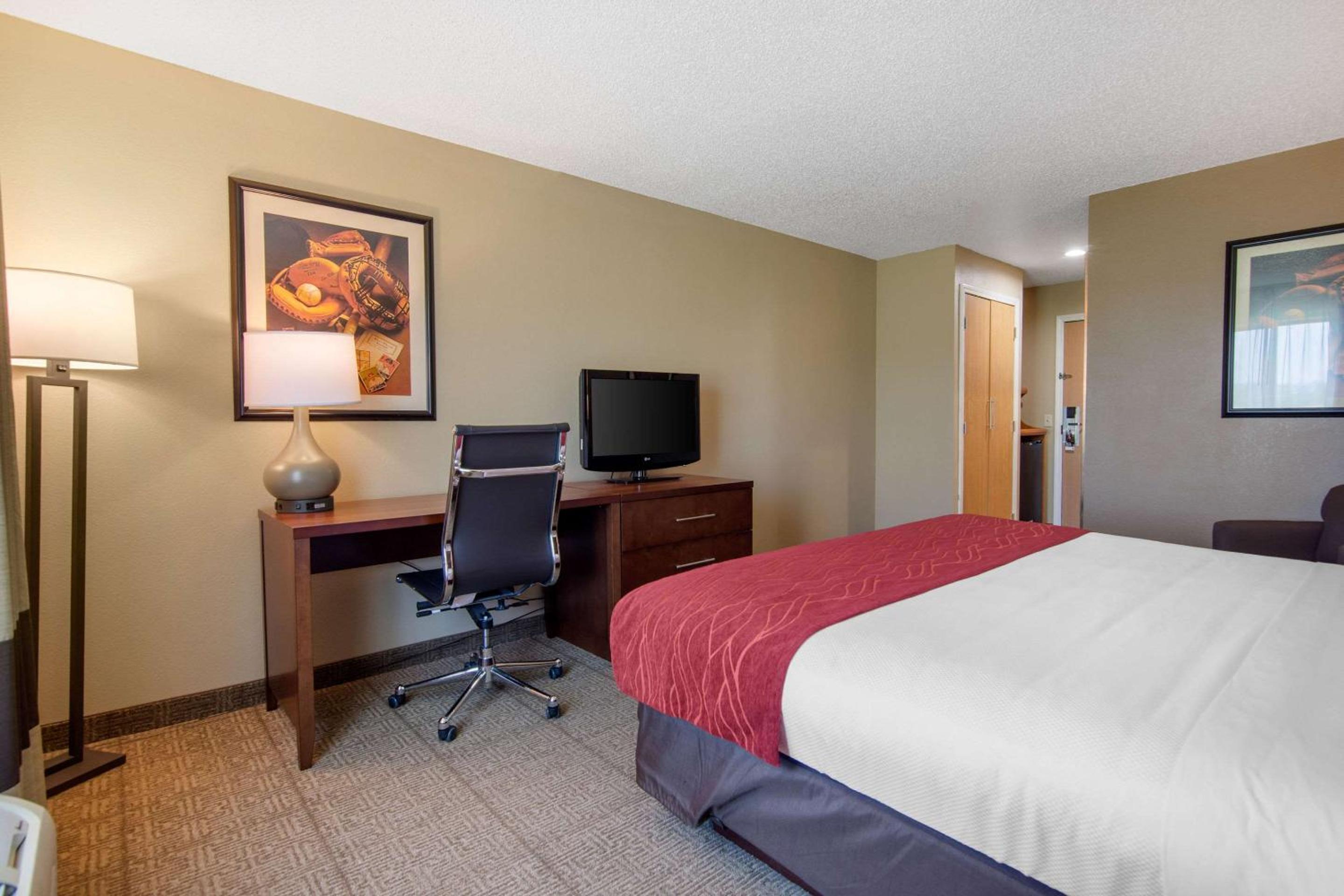 King Room with Roll-In Shower - Accessible/Non-Smoking photo 1