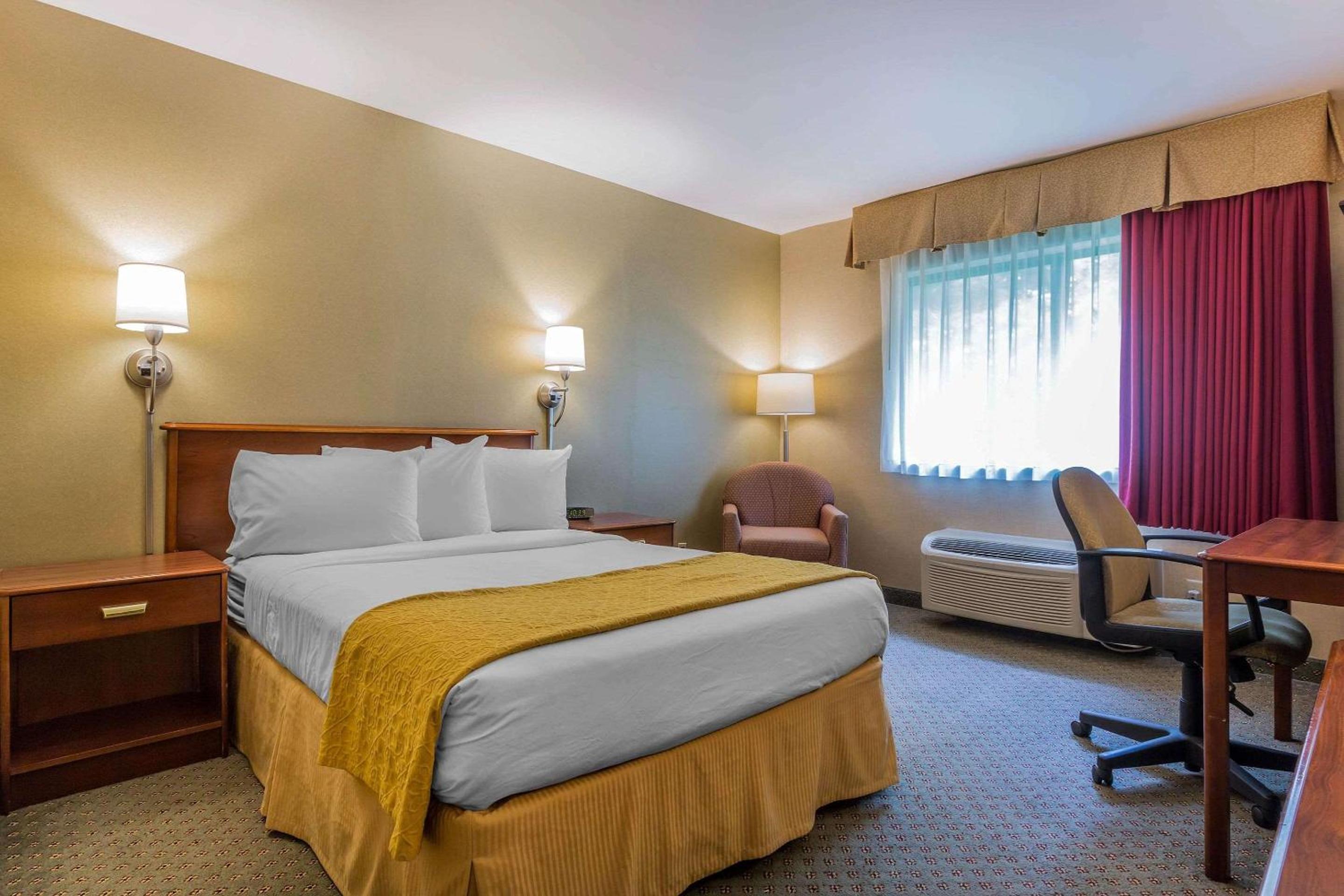 King Room - Non-Smoking - Photo 6