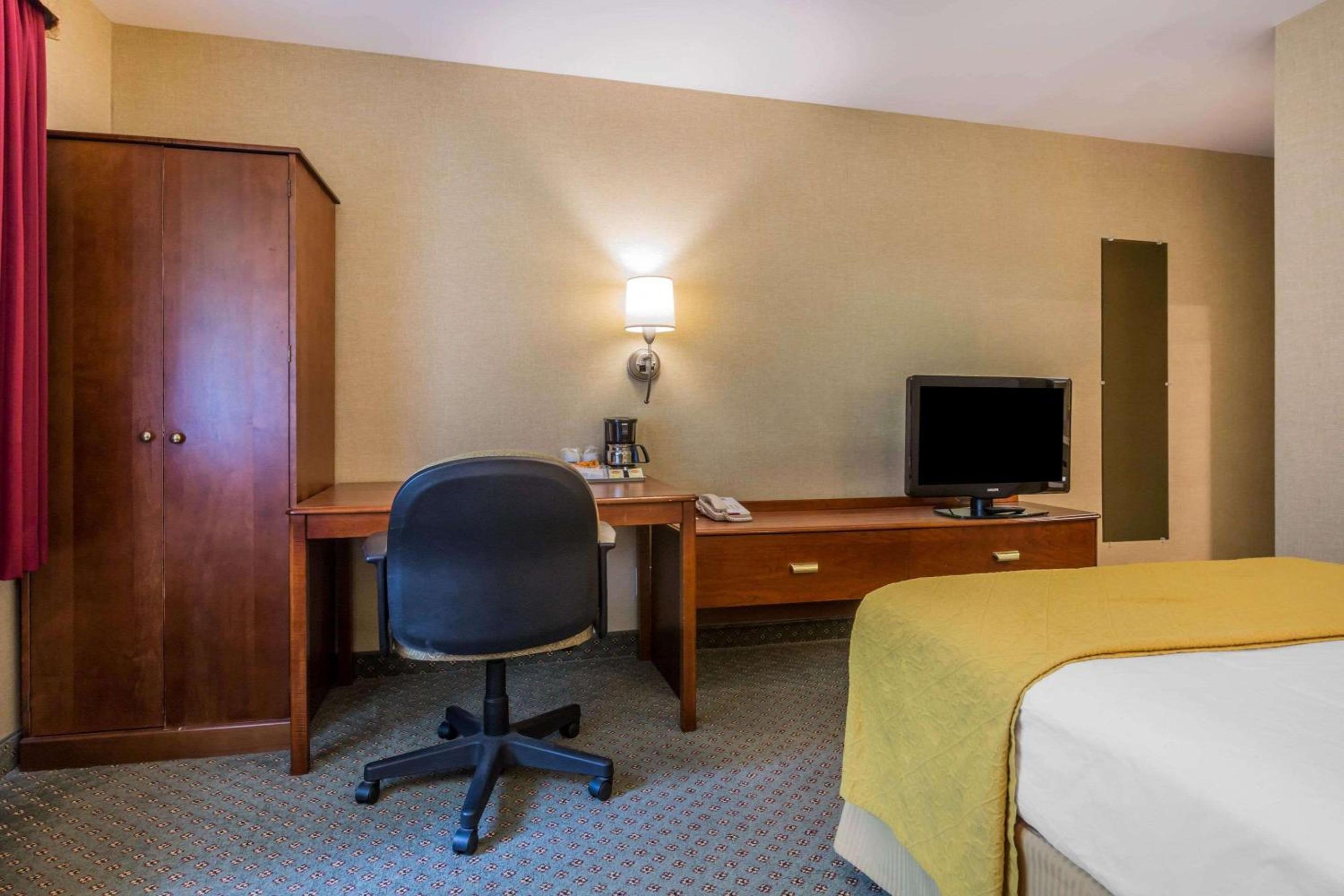 King Room - Non-Smoking - Photo 5