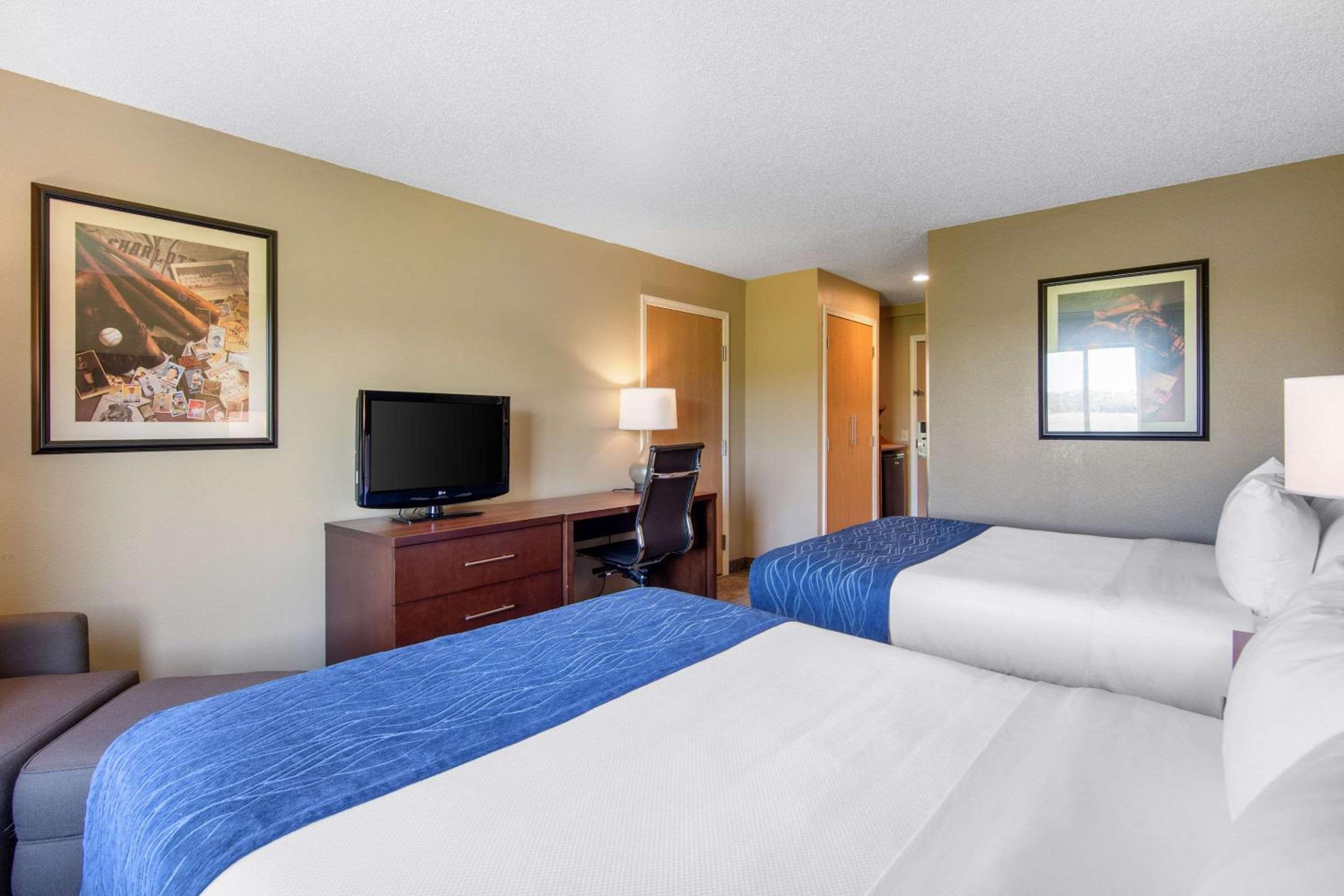 Queen Room with Two Queen Beds - Accessible/Non-Smoking  photo 2