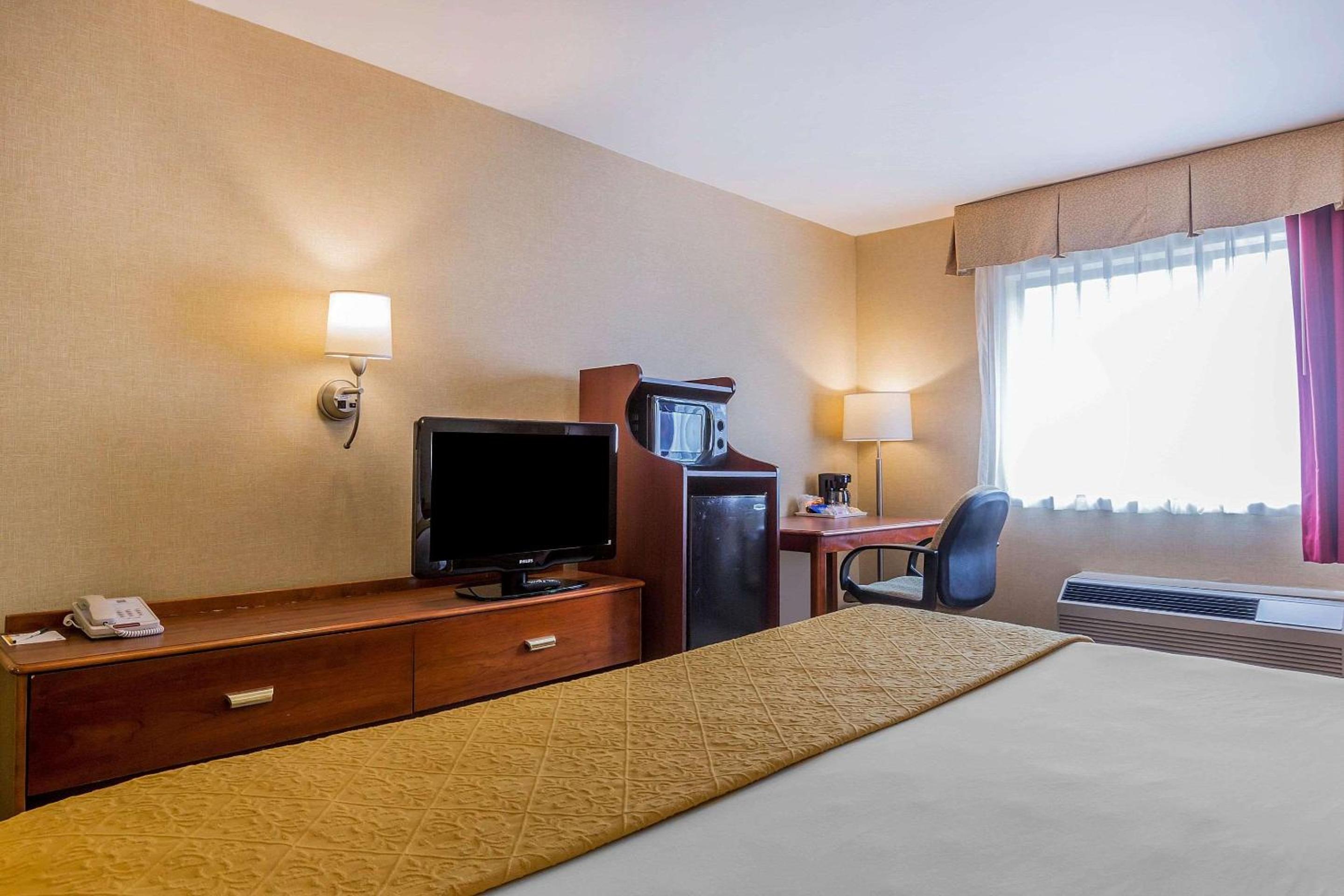 King Room - Non-Smoking - Photo 4