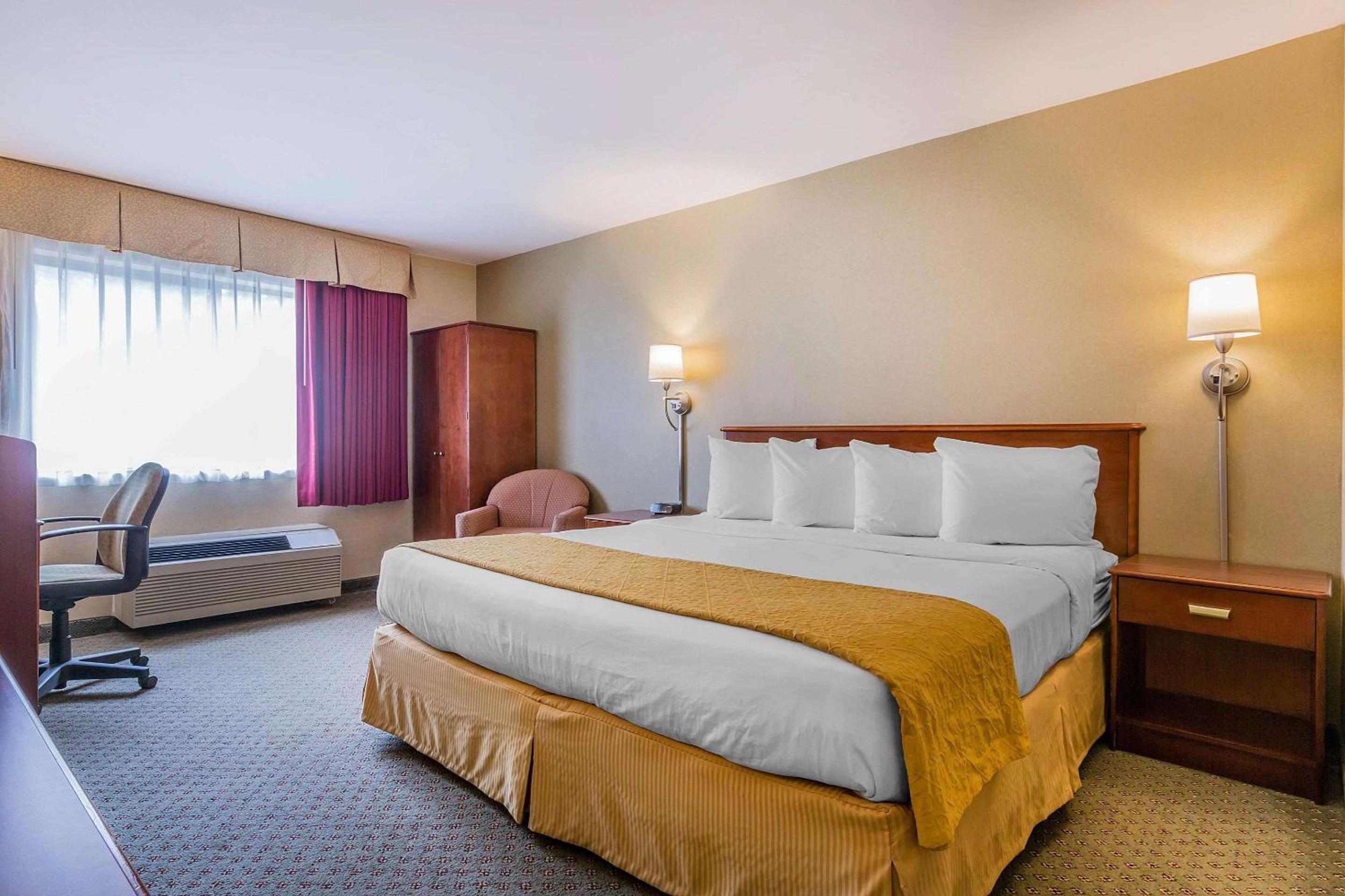 King Room - Non-Smoking - Photo 3