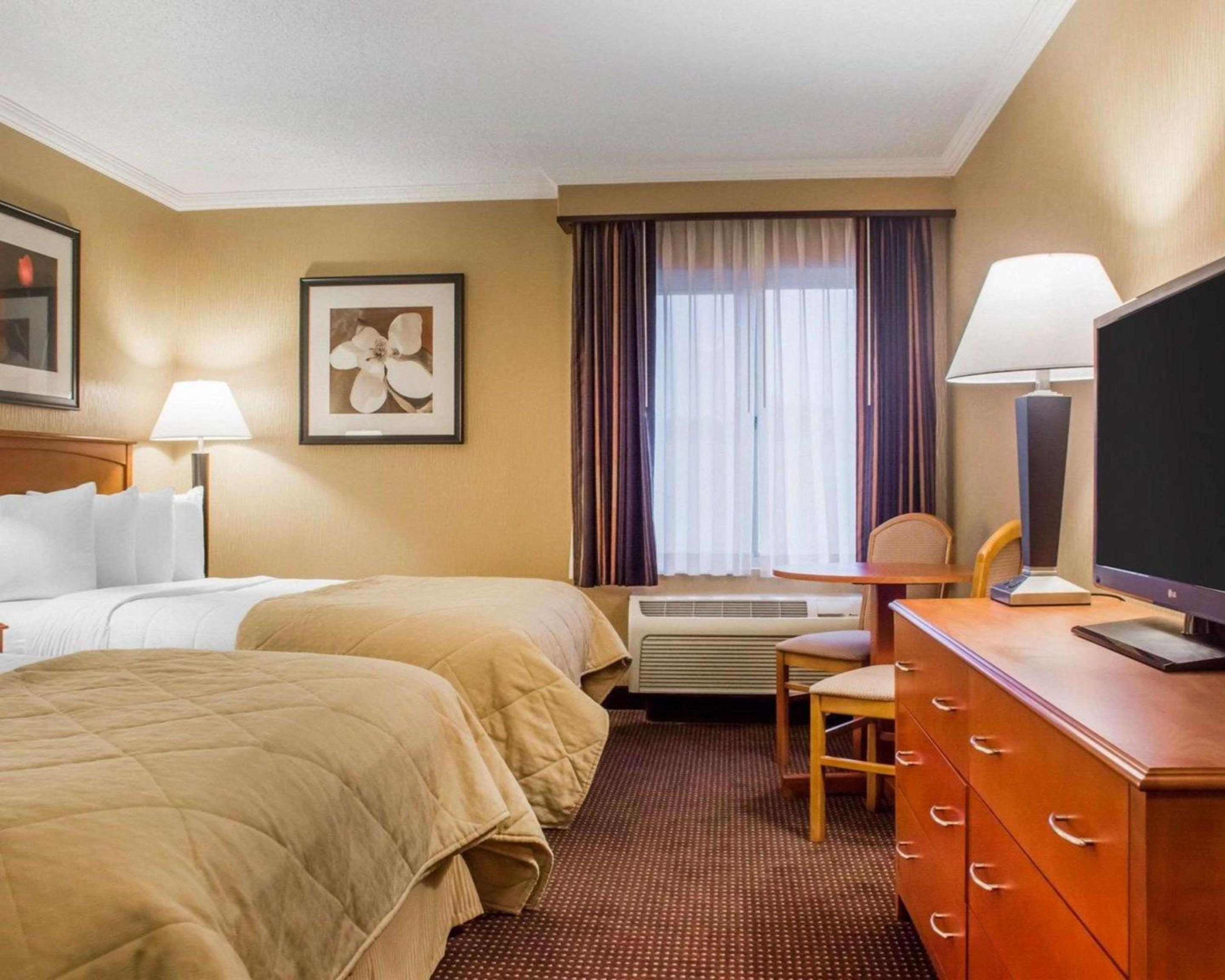 Queen Room with Two Queen Beds - Pets Allowed photo 1