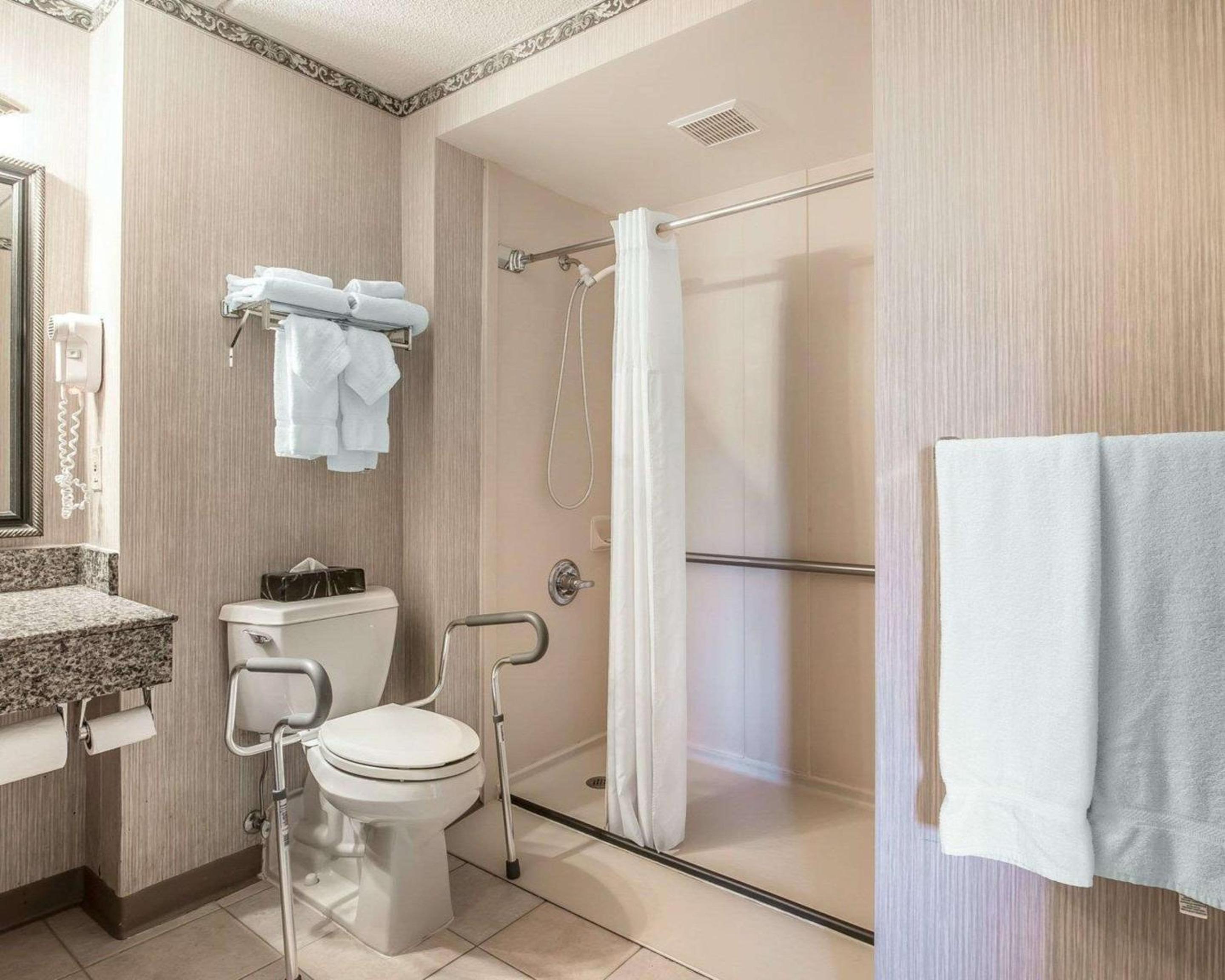 Business Double Room with Two Double Beds - Accessible/Non-Smoking photo 2