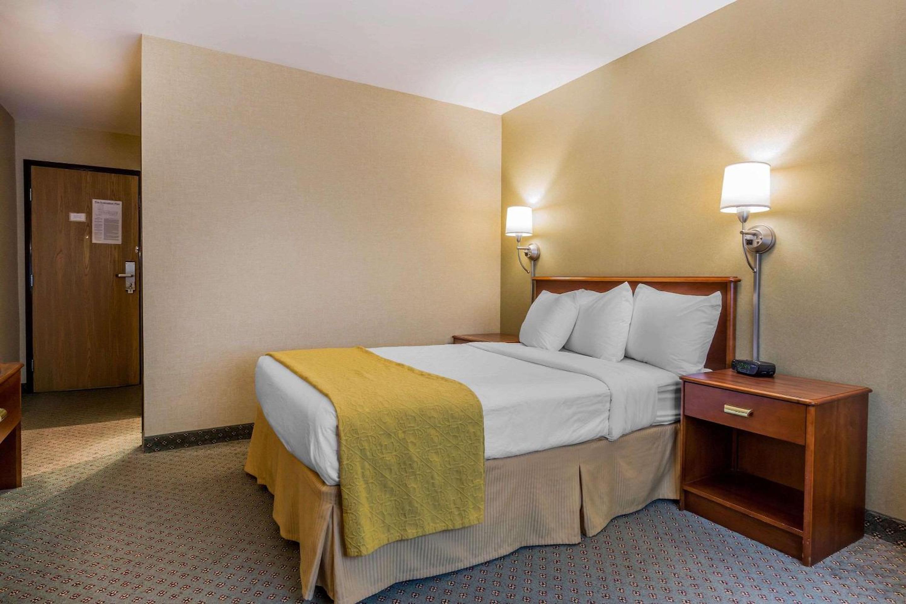 King Room - Non-Smoking - Photo 2
