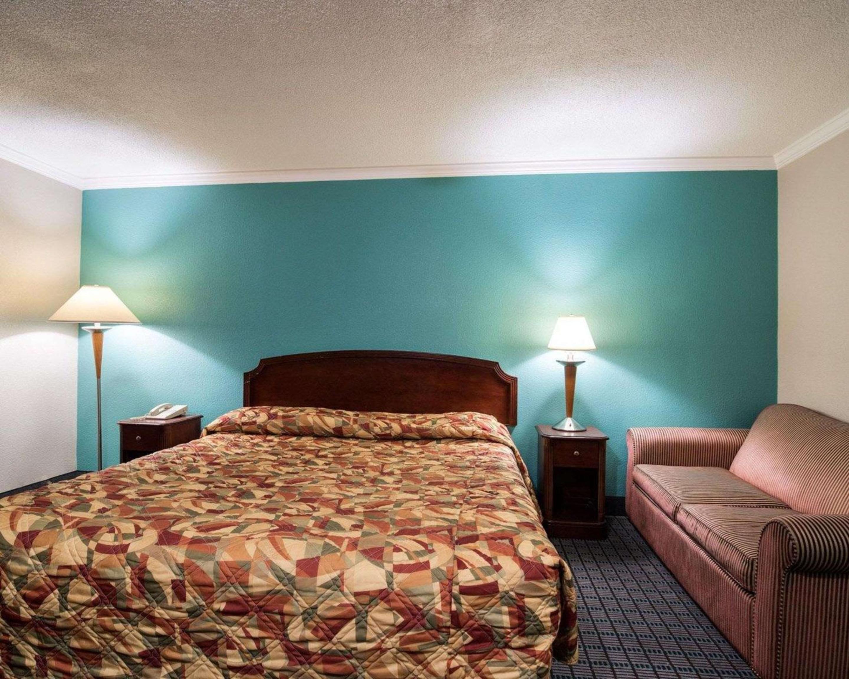 King Room - Non-Smoking - Photo 4