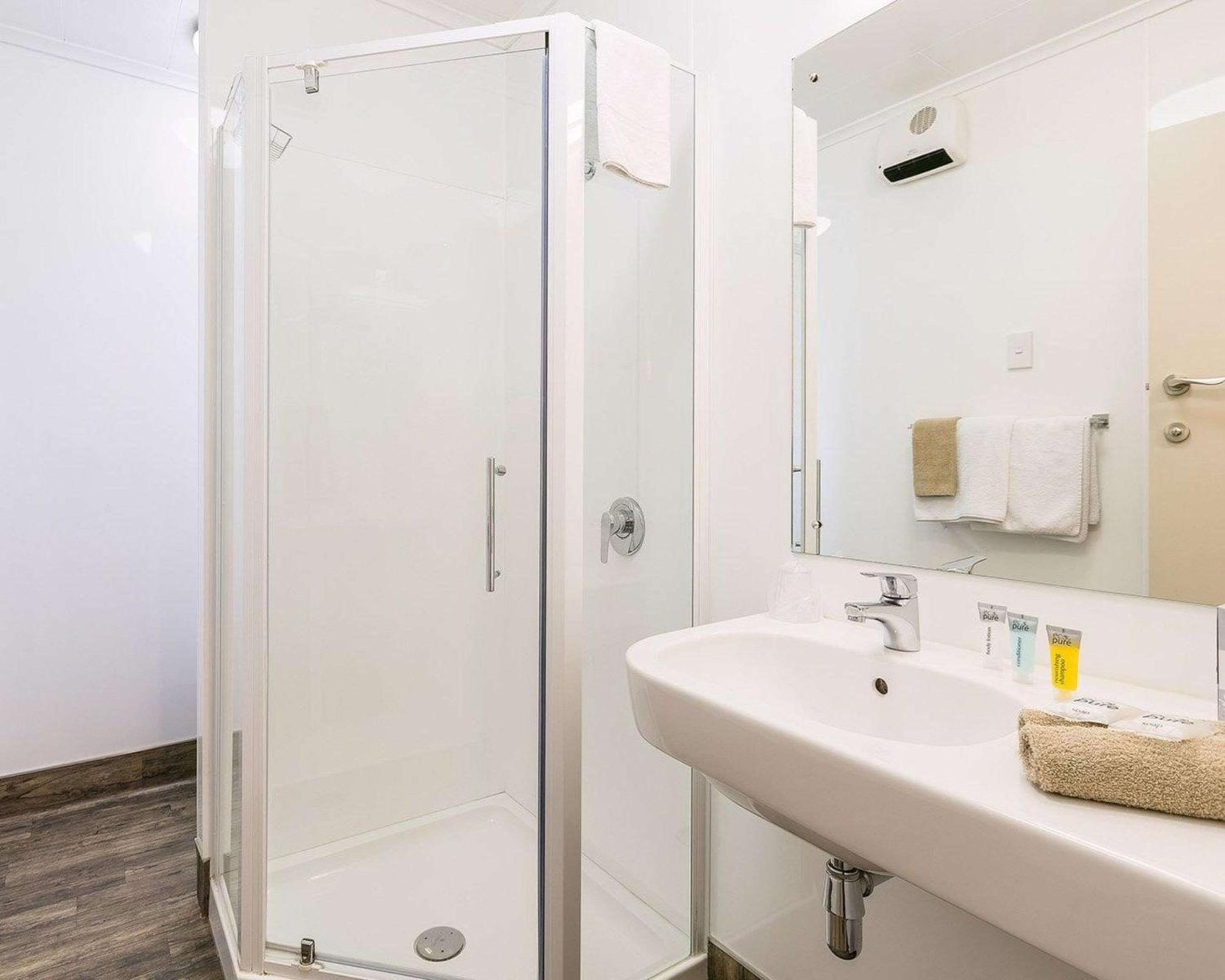 One Bedroom Suite with One Single Bed and One Queen Bed - Full Kitchen - Photo 12