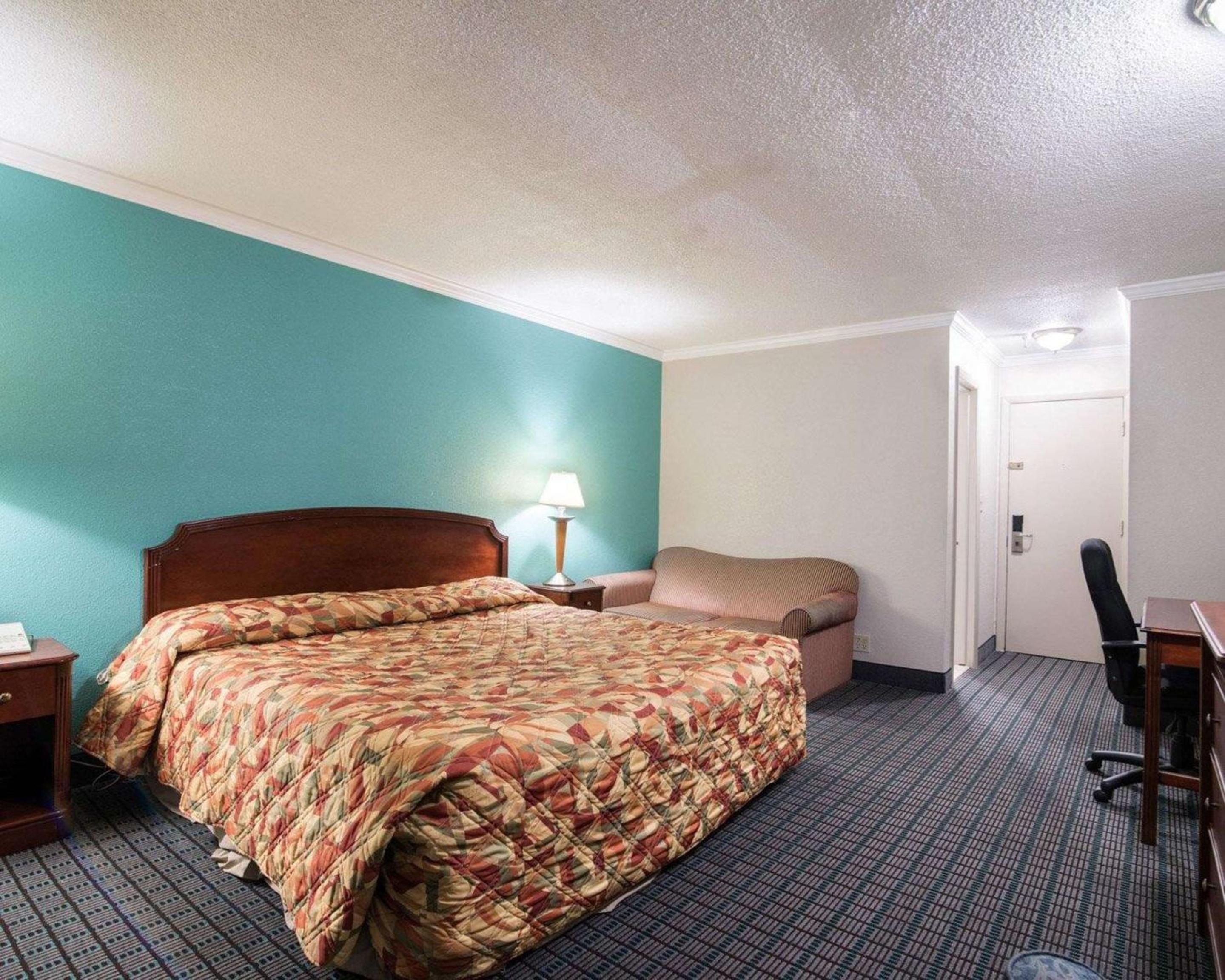 King Room - Non-Smoking - Photo 3