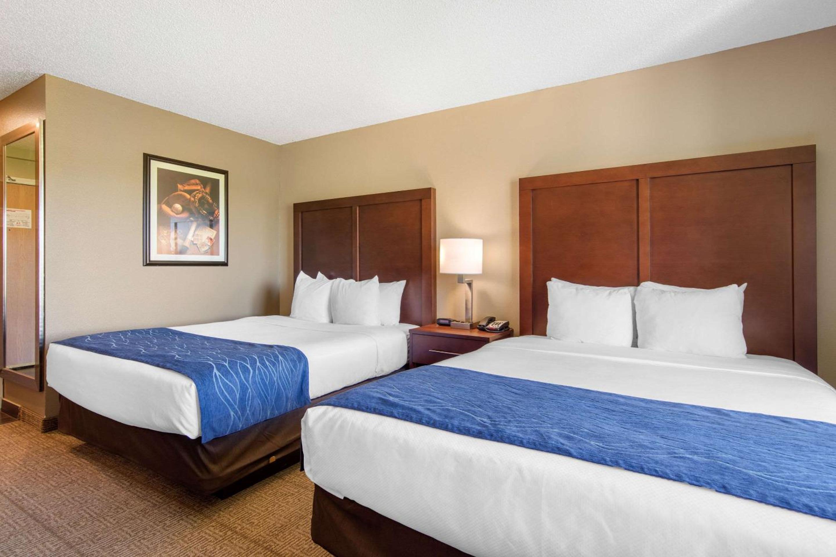 Queen Room with Two Queen Beds - Accessible/Non-Smoking  photo 3