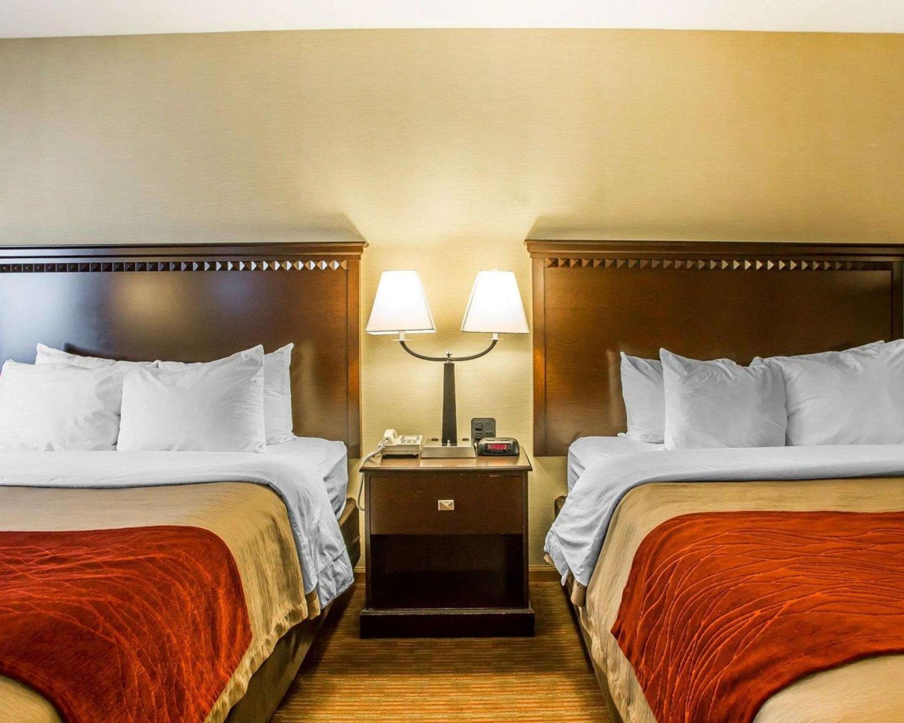 Queen Room with Two Queen Beds - Non-Smoking - Photo 4