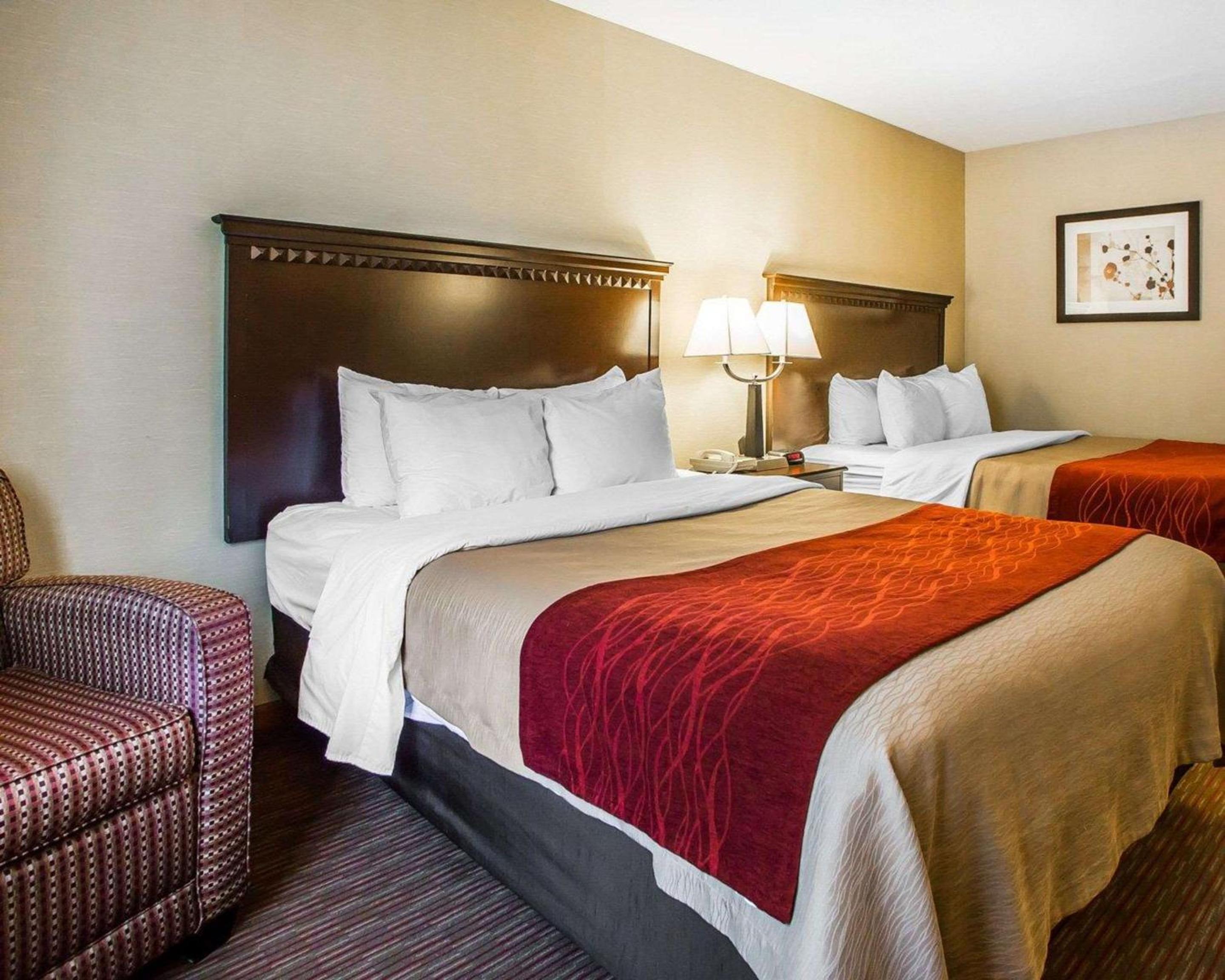 Queen Room with Two Queen Beds - Non-Smoking - Photo 6