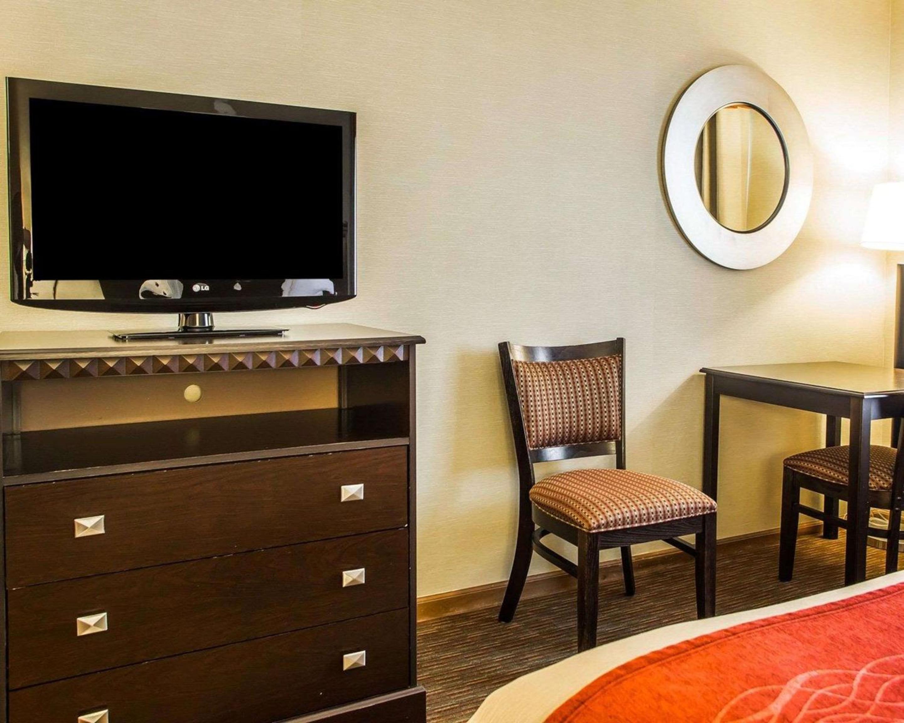 Queen Room with Two Queen Beds - Non-Smoking - Photo 3