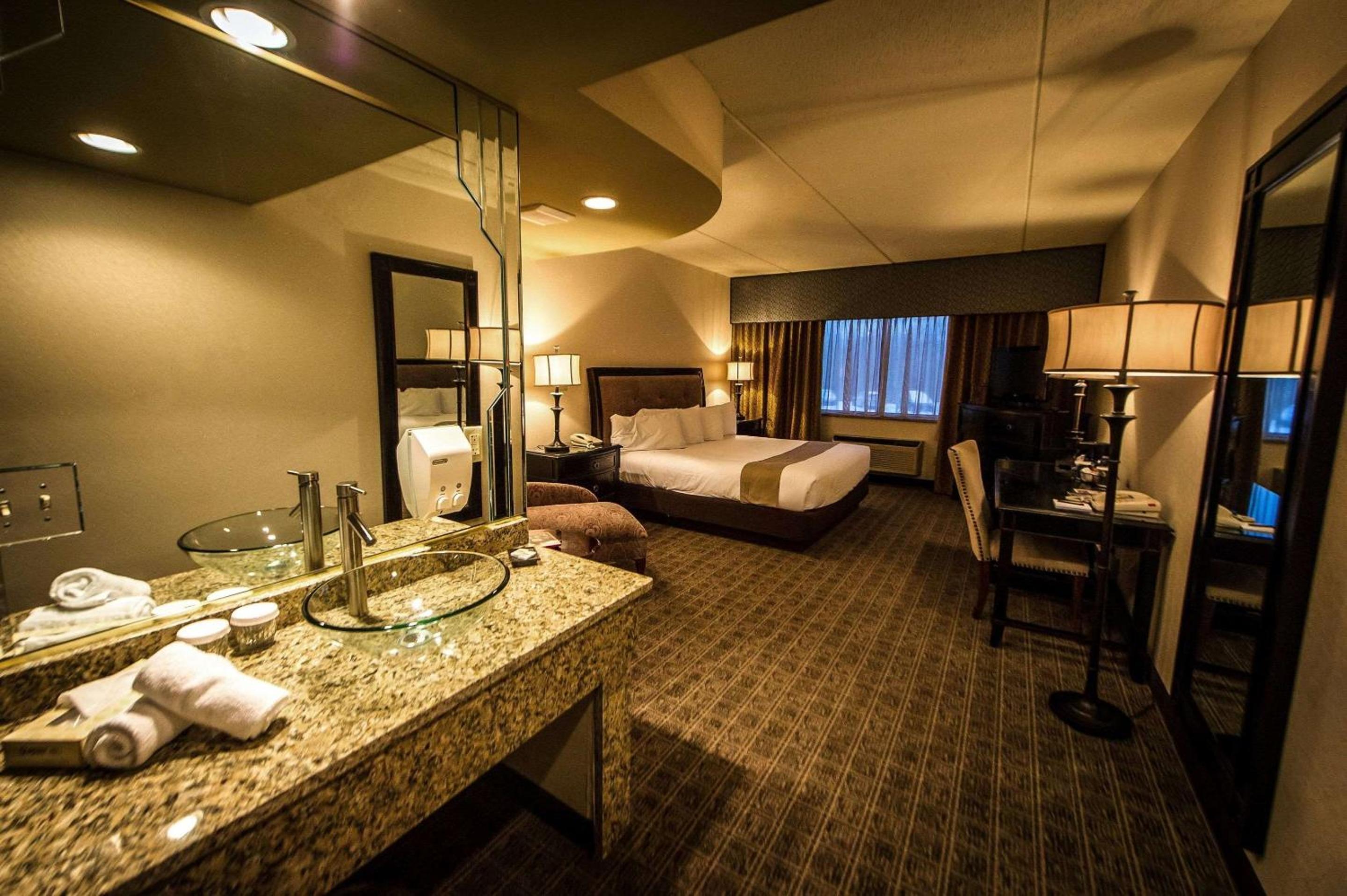 King Room - Non-Smoking - Photo 2
