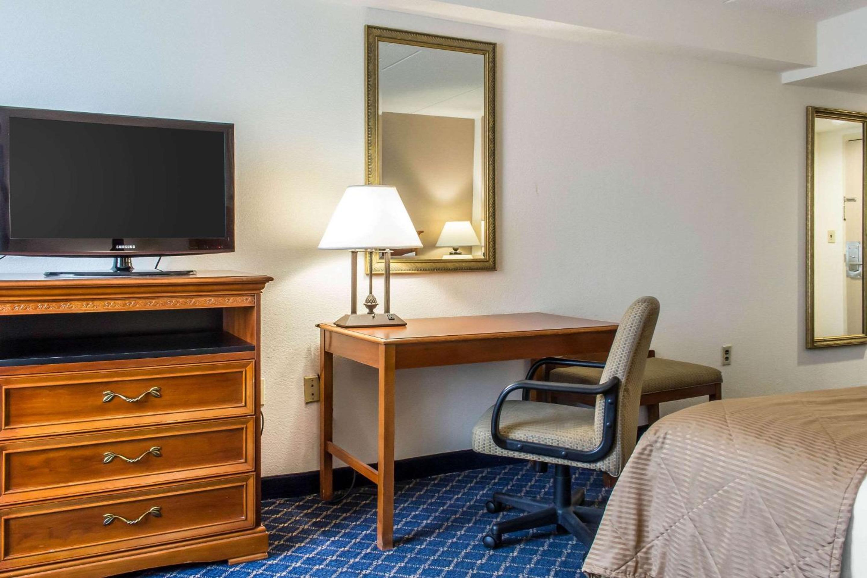 Deluxe King Room - Non-Smoking photo 2