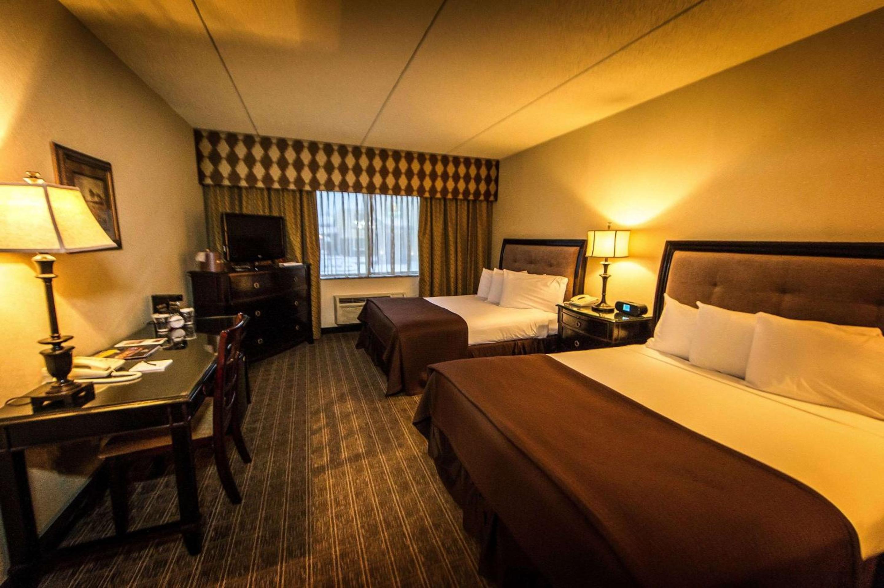 Queen Room with Two Queen Beds - Non-Smoking - Photo 4