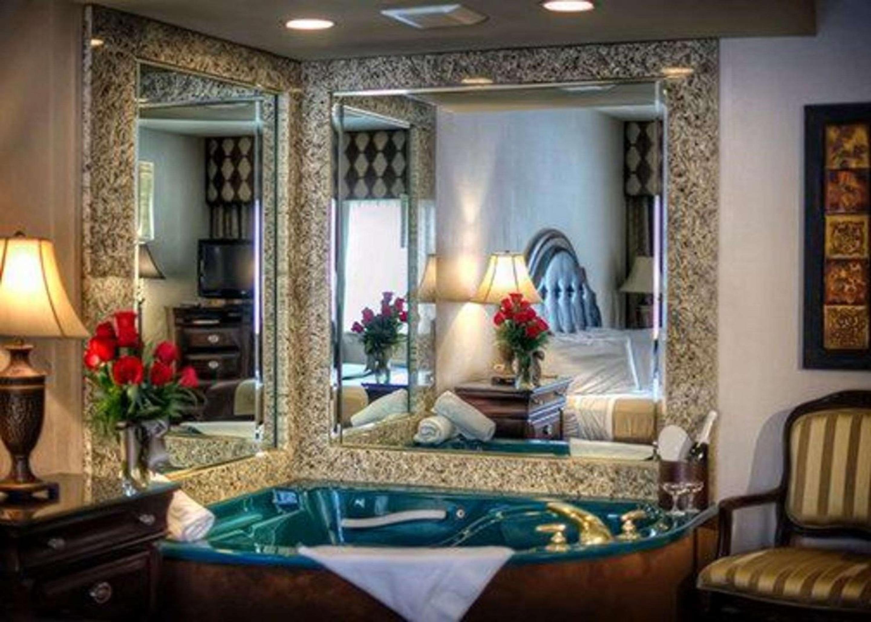 King Suite with Spa Bath - Photo 2