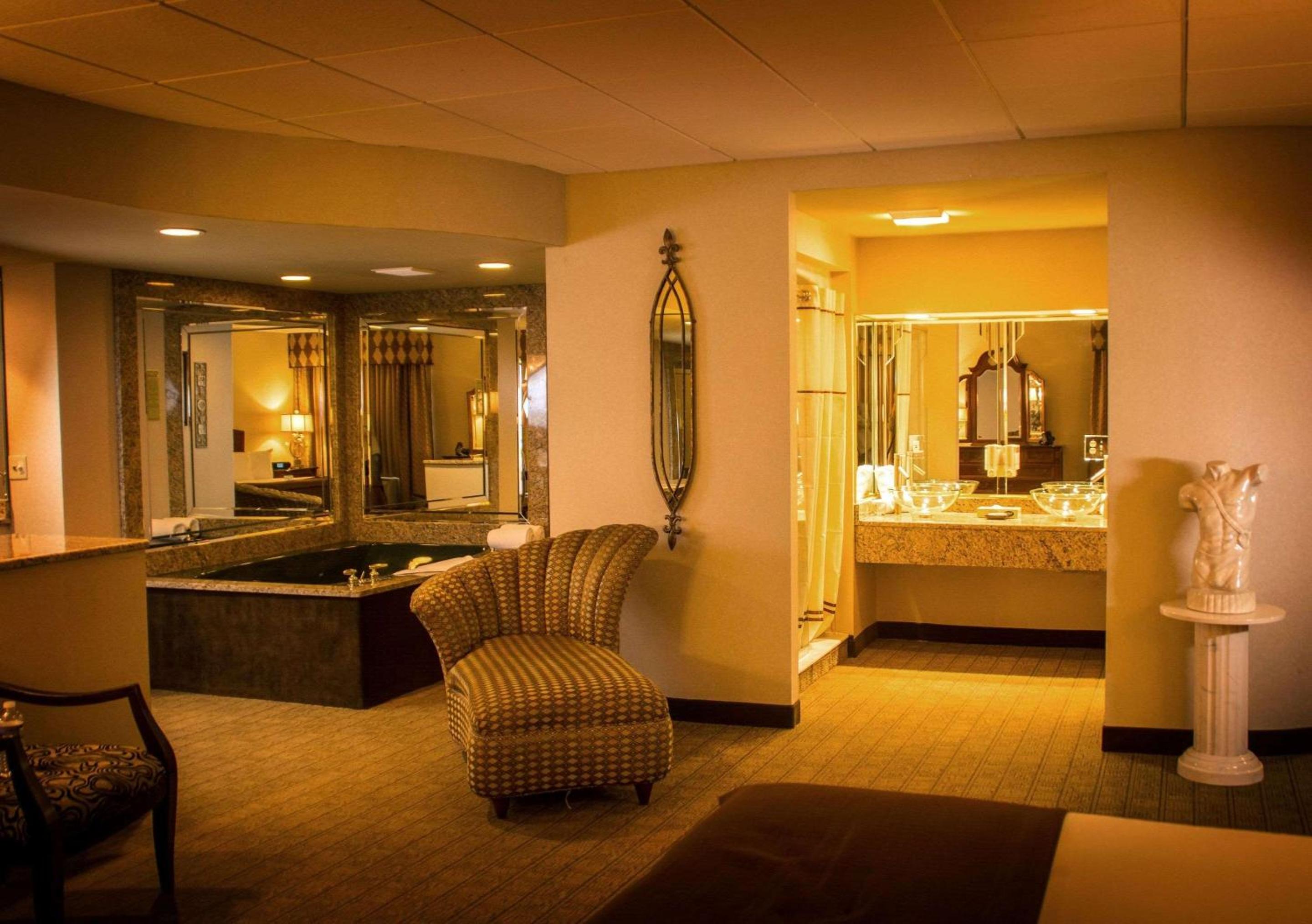 King Suite with Spa Bath - Photo 3