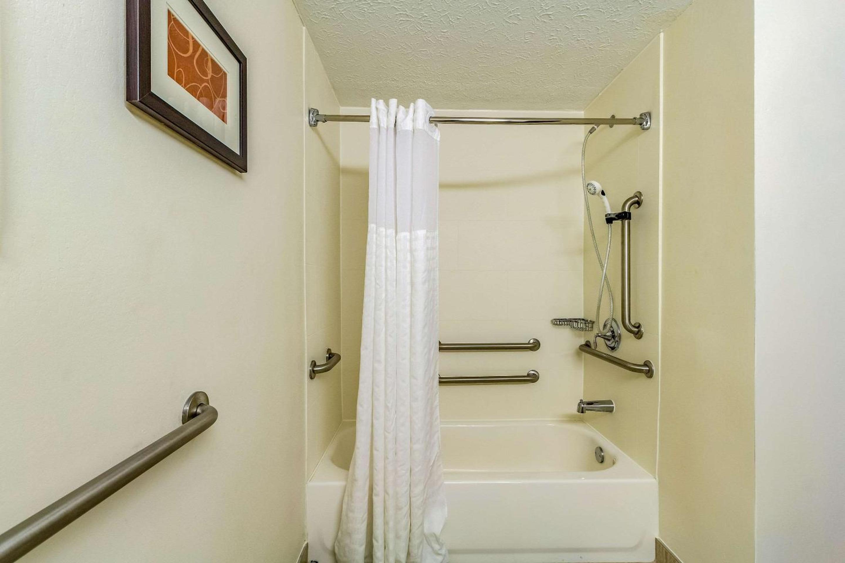 King Room - Accessible/Non-Smoking photo 2
