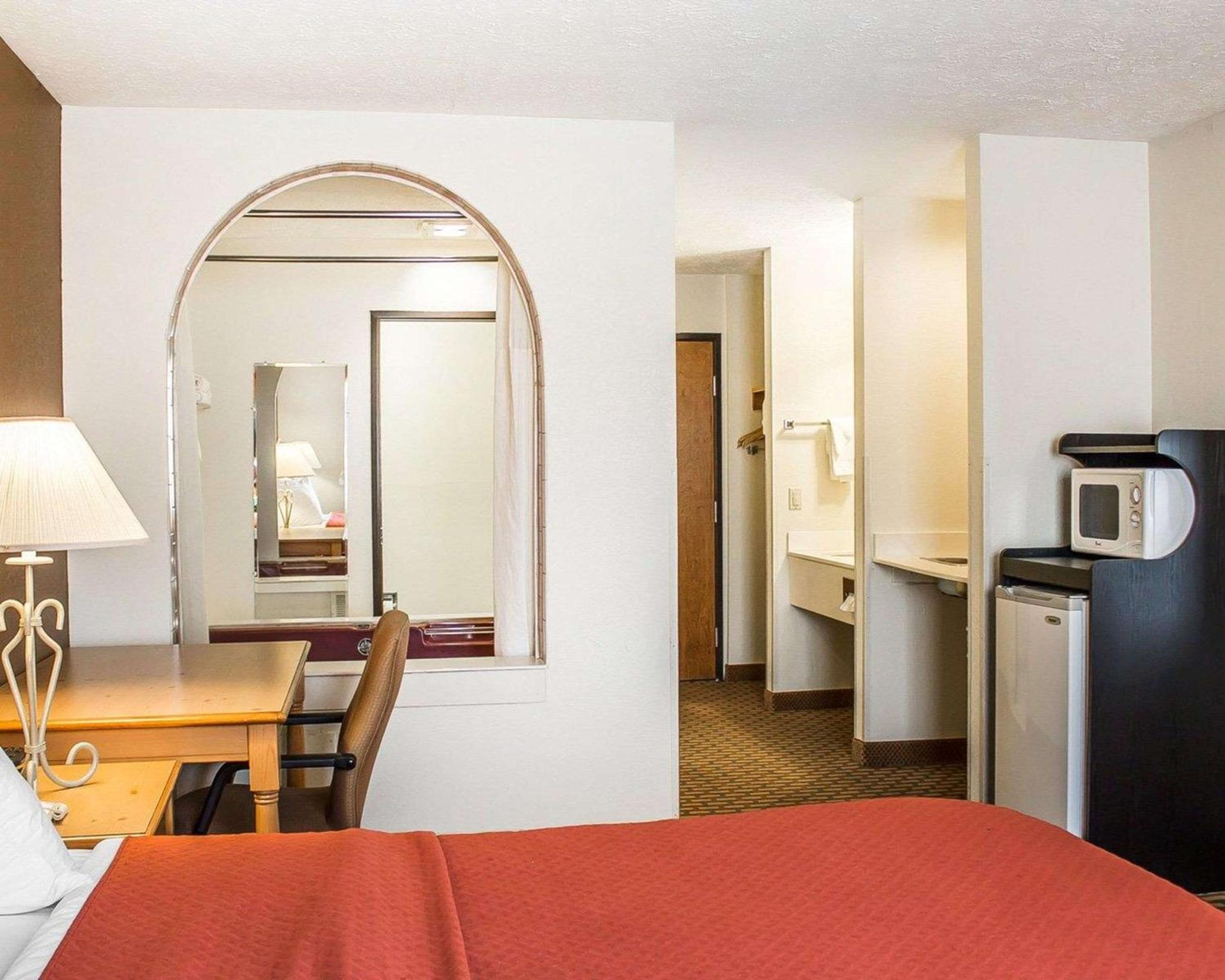 King Room - Non-Smoking photo 3