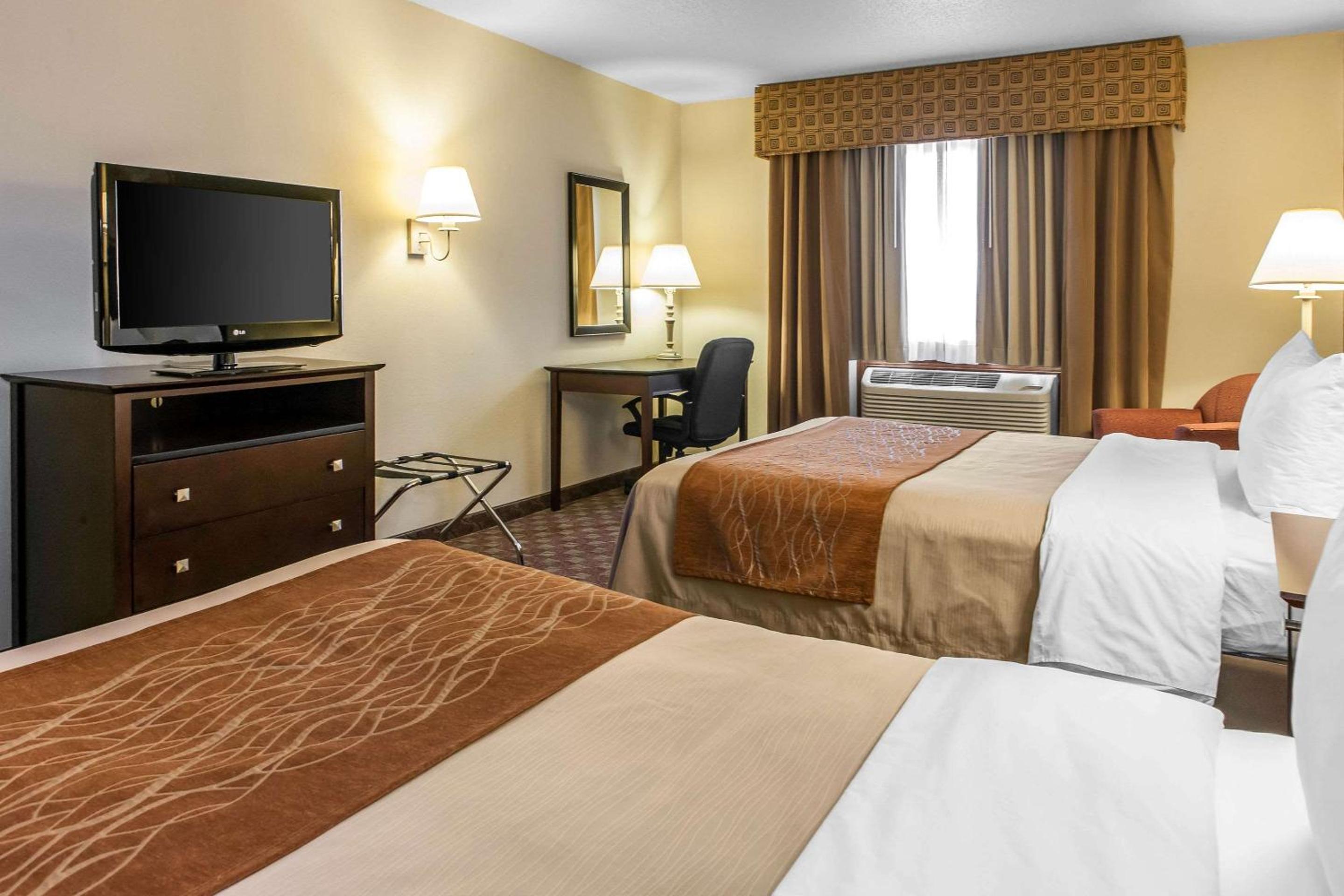 Queen Room with Two Queen Beds - Non-Smoking - Photo 1