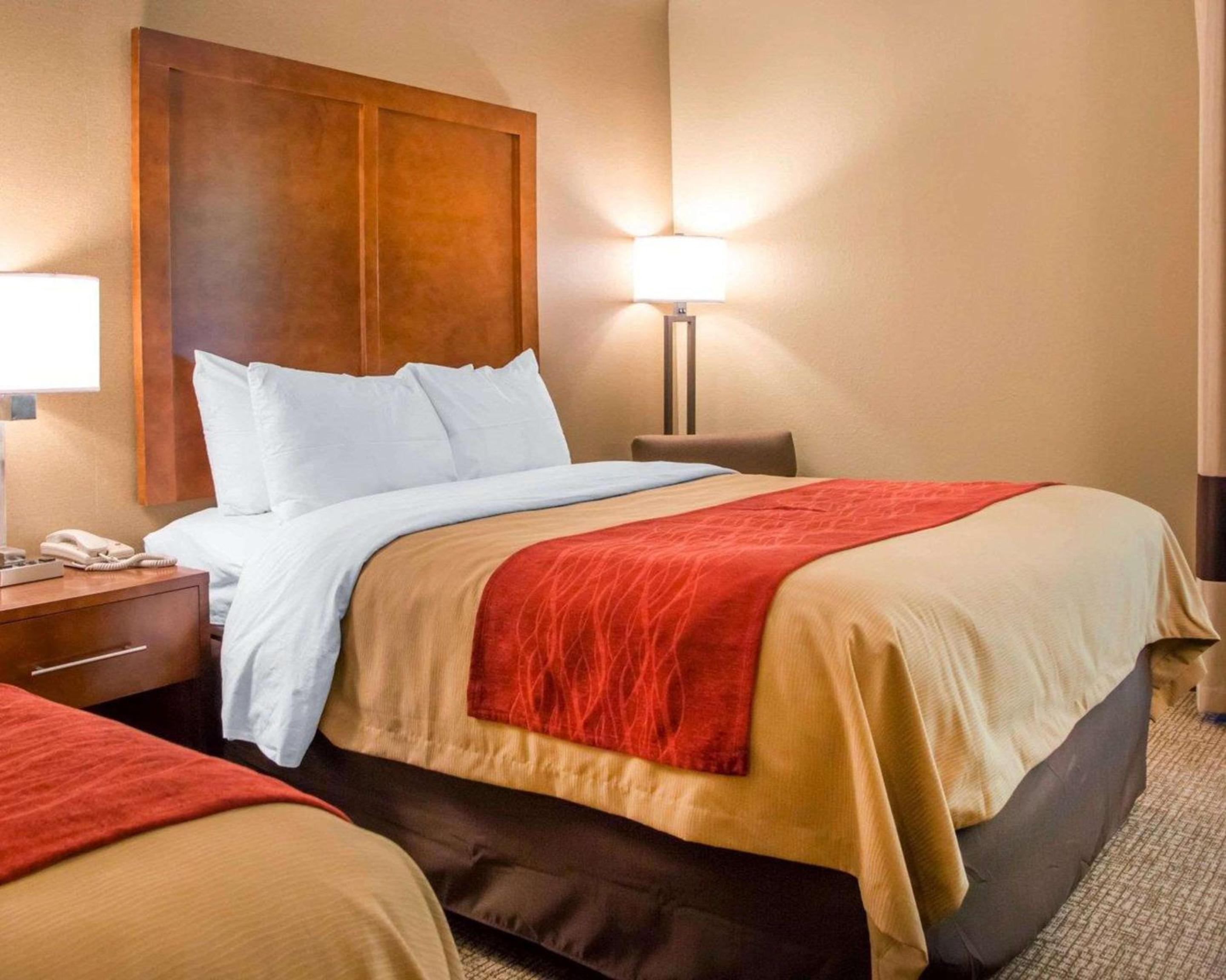 Queen Room with Two Queen Beds - Non-Smoking - Photo 4