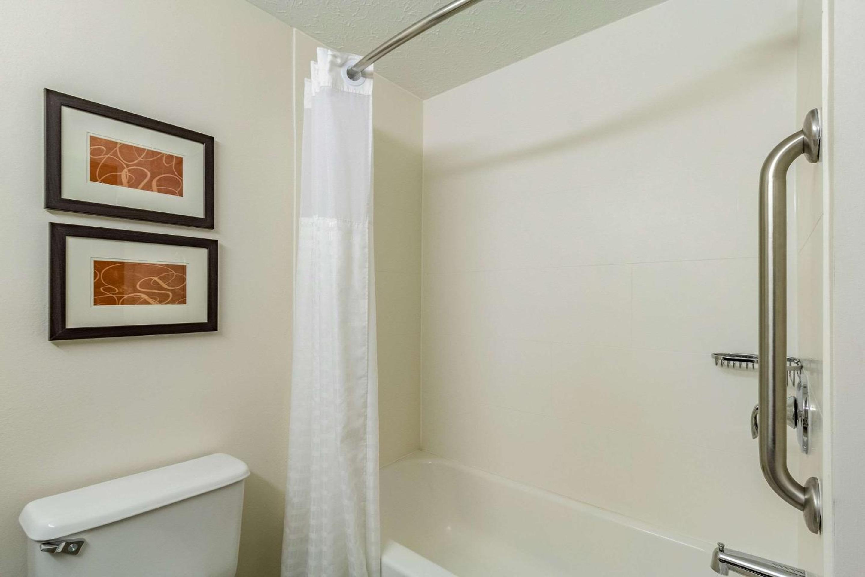 King Room - Non-Smoking - Photo 6