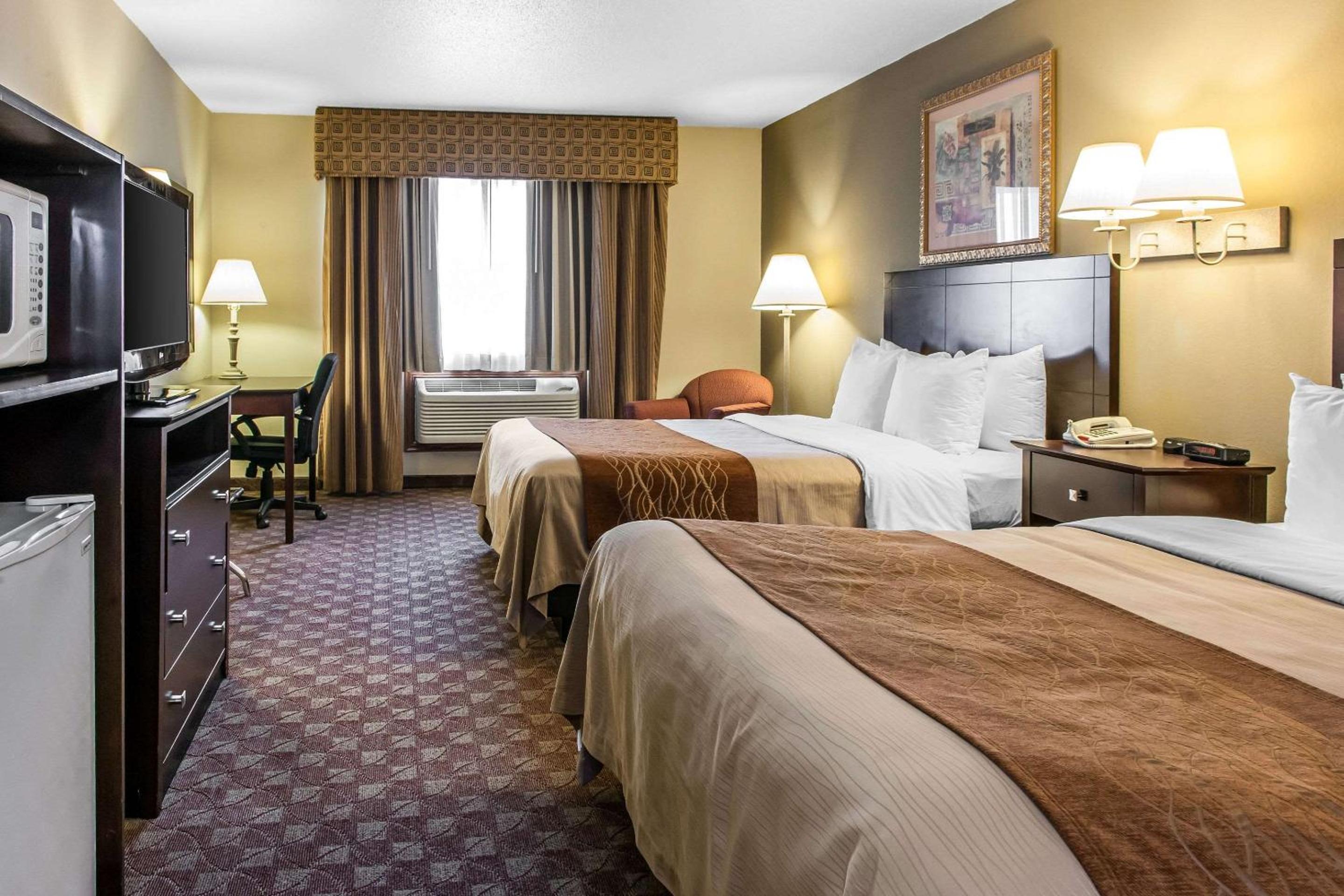 Queen Room with Two Queen Beds - Non-Smoking - Photo 4