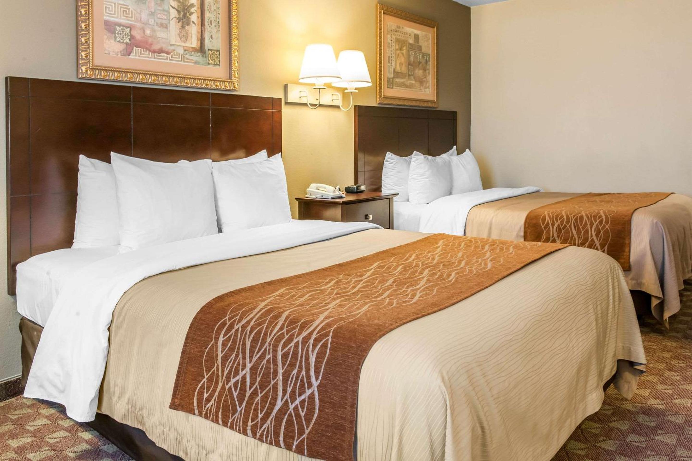 Queen Room with Two Queen Beds - Non-Smoking - Photo 3