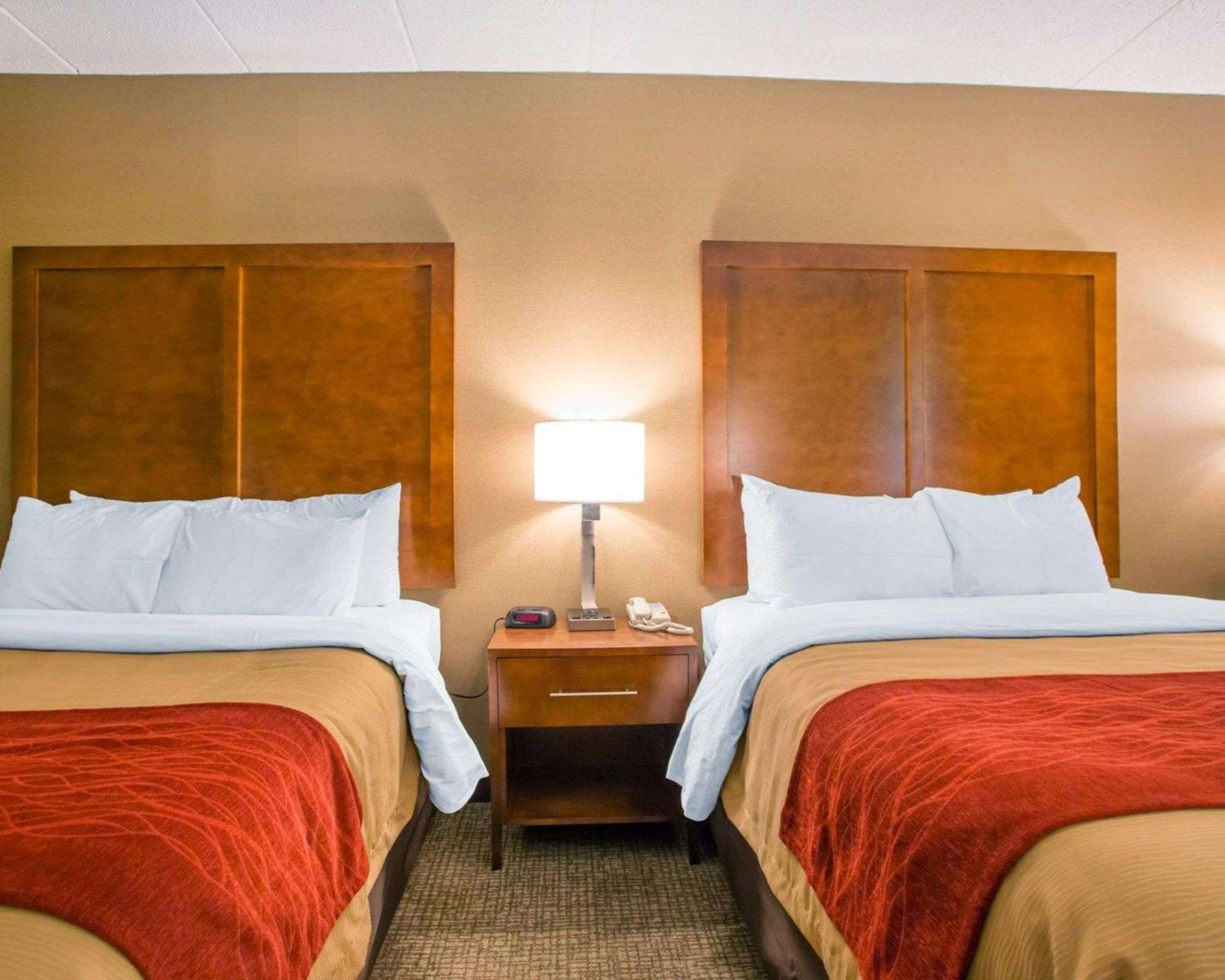 Queen Room with Two Queen Beds - Non-Smoking - Photo 2