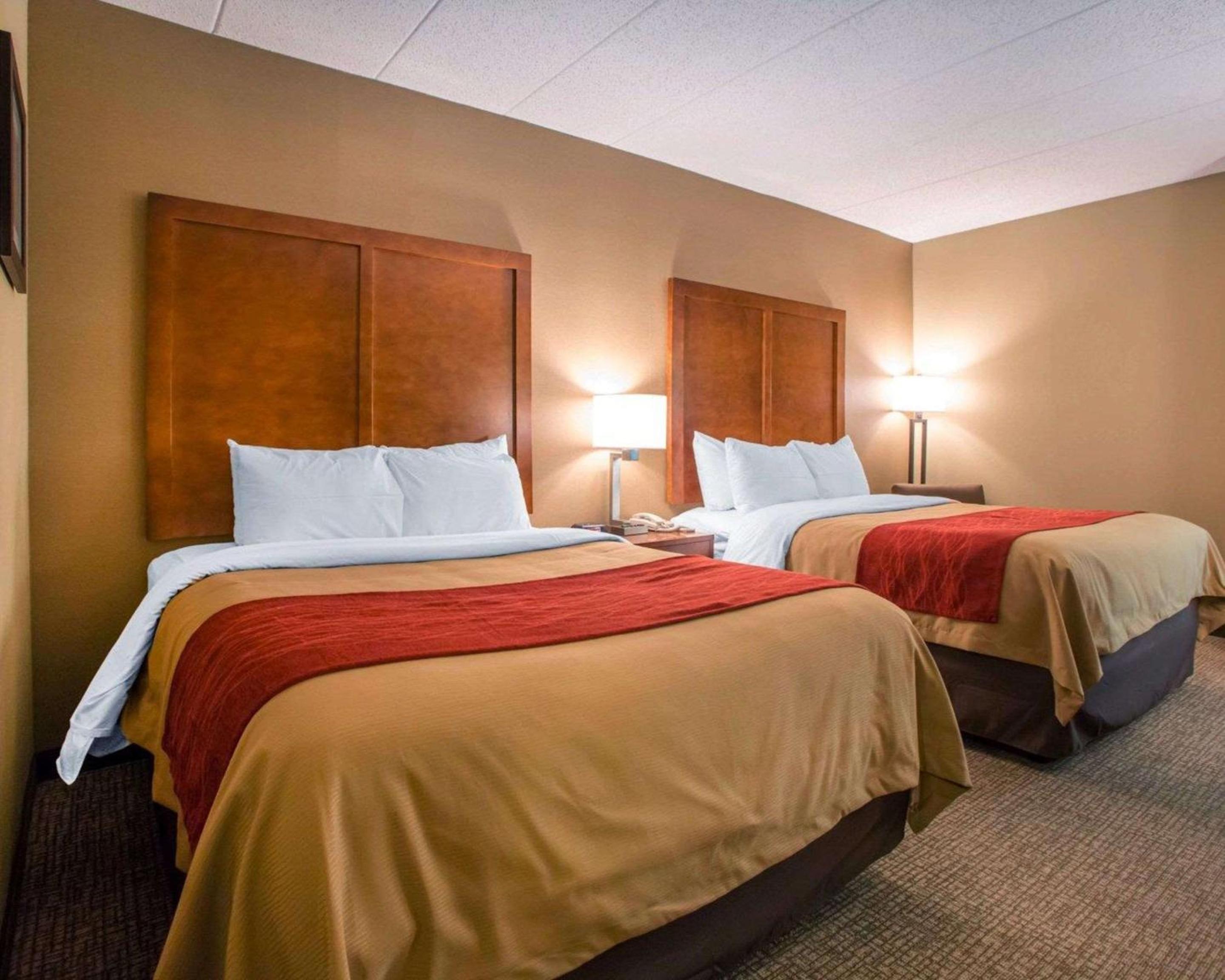 Queen Room with Two Queen Beds - Non-Smoking - Photo 3