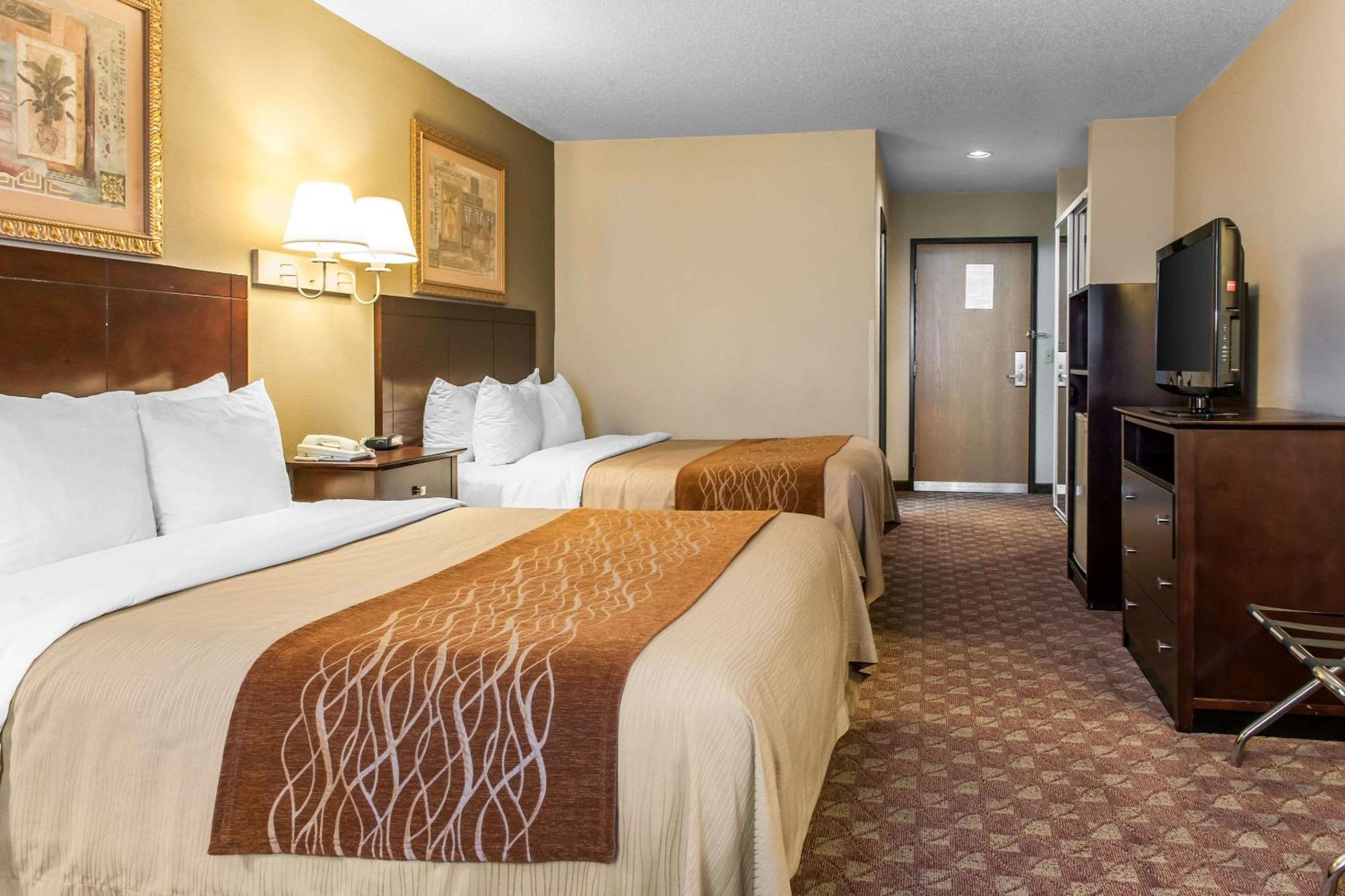 Queen Room with Two Queen Beds - Non-Smoking - Photo 2