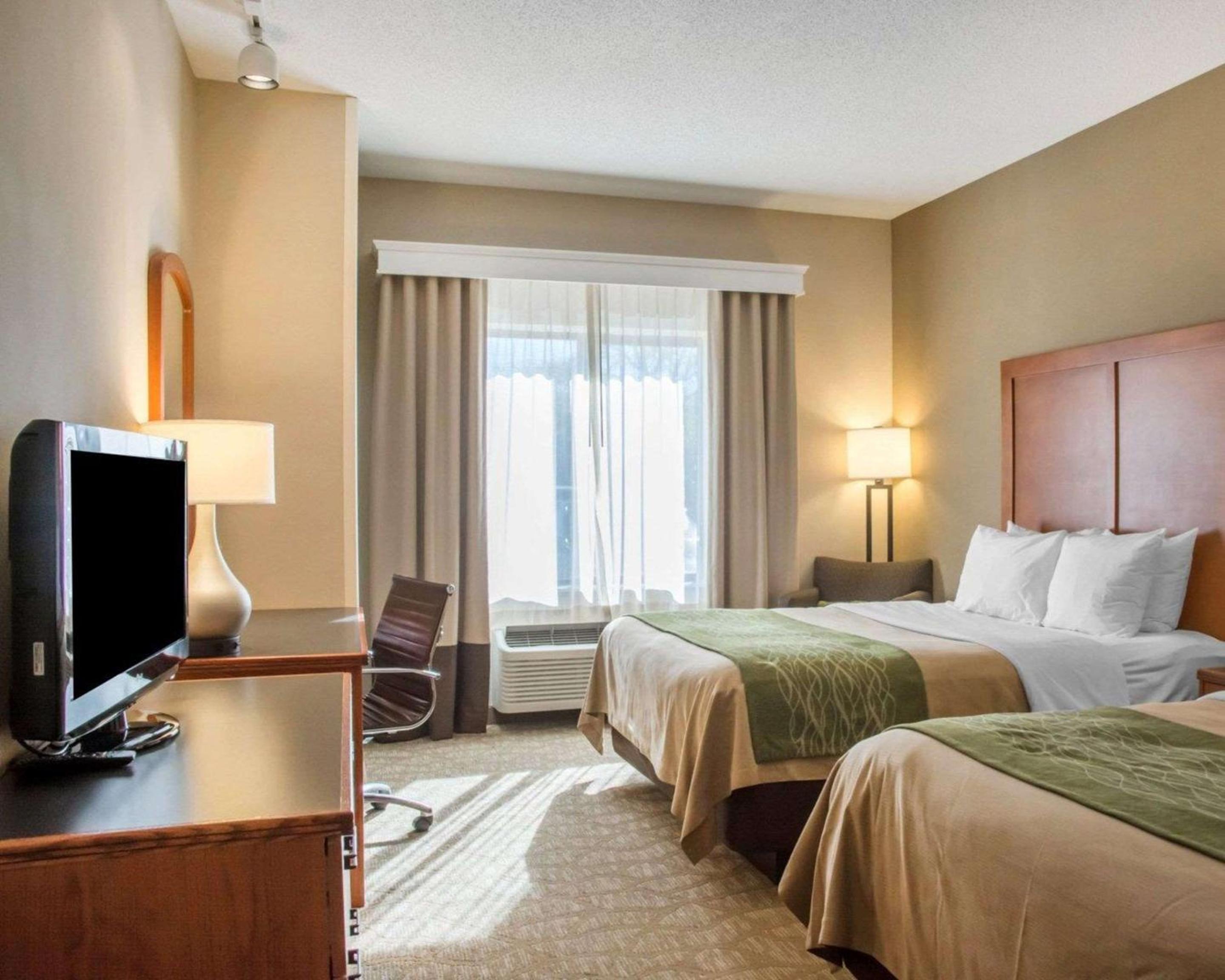Standard Queen Room with Two Queen Beds - Photo 4