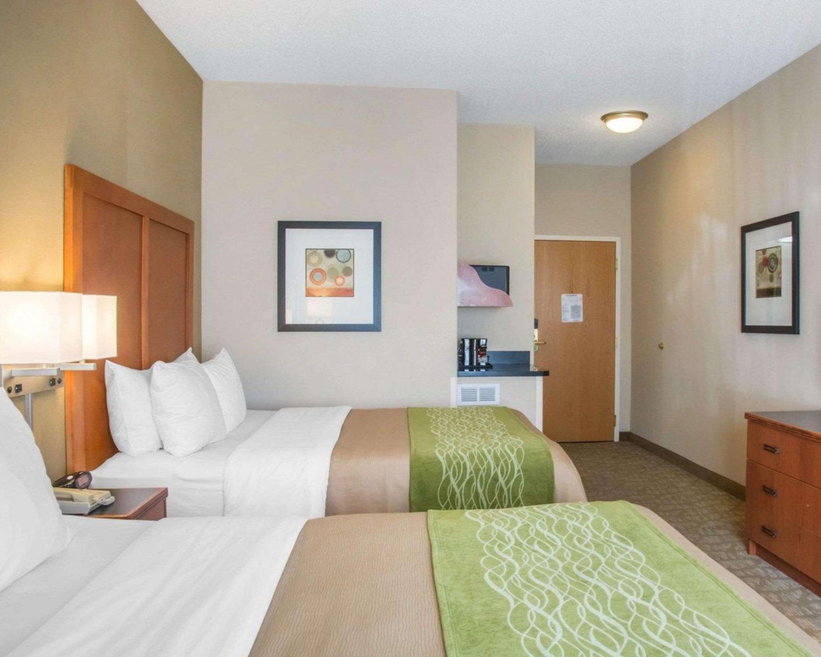 Standard Queen Room with Two Queen Beds - Photo 3