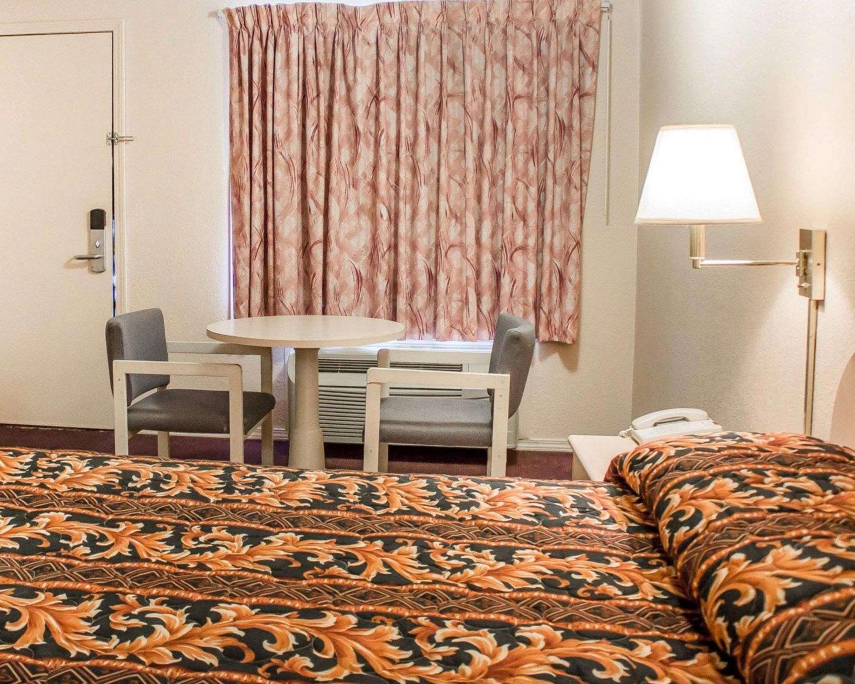 King Room - Non-Smoking - Photo 4