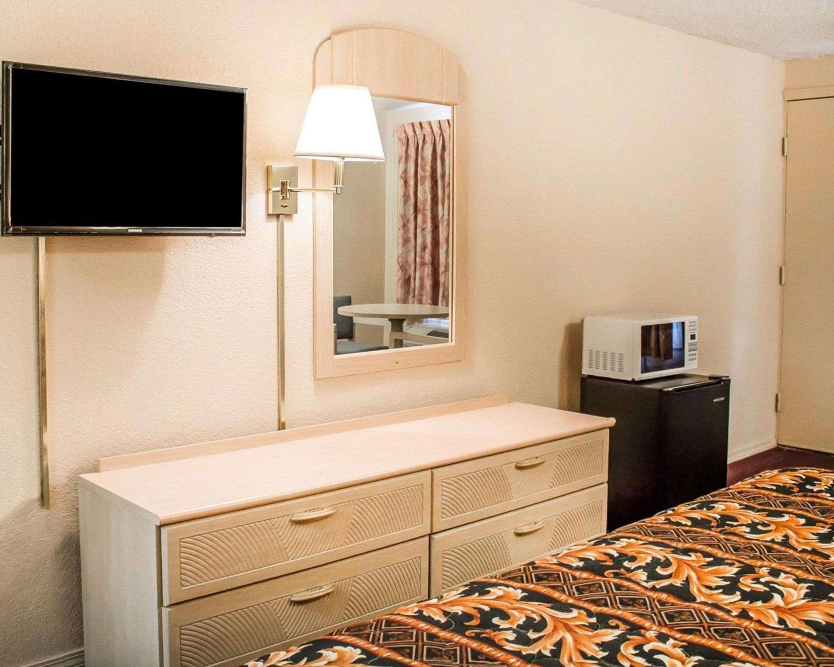 King Room - Non-Smoking - Photo 1