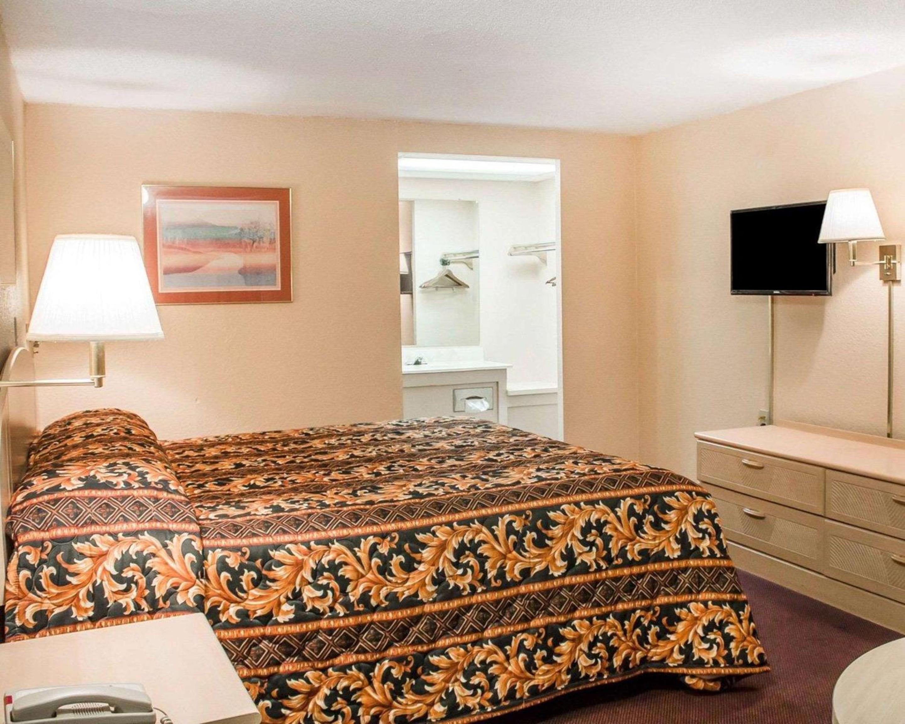 King Room - Non-Smoking - Photo 2