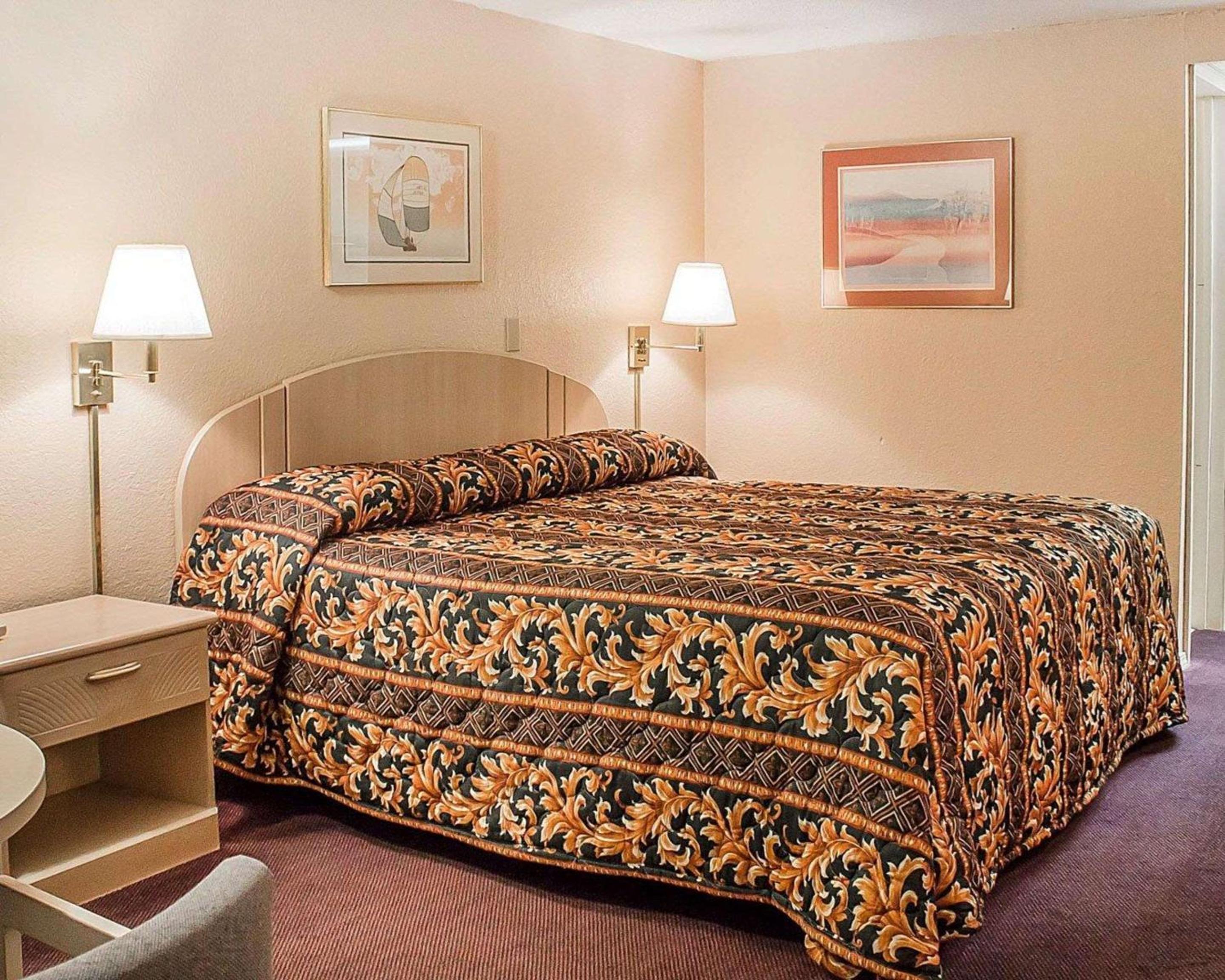 King Room - Non-Smoking - Photo 3
